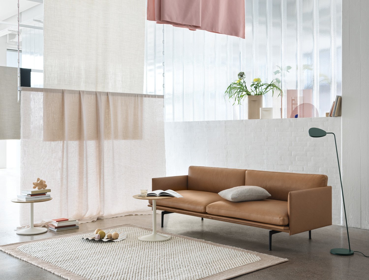 Outline 3er Sofa in Braun / Schwarz präsentiert im Onlineshop von KAQTU Design AG. 3er Sofa ist von Muuto
