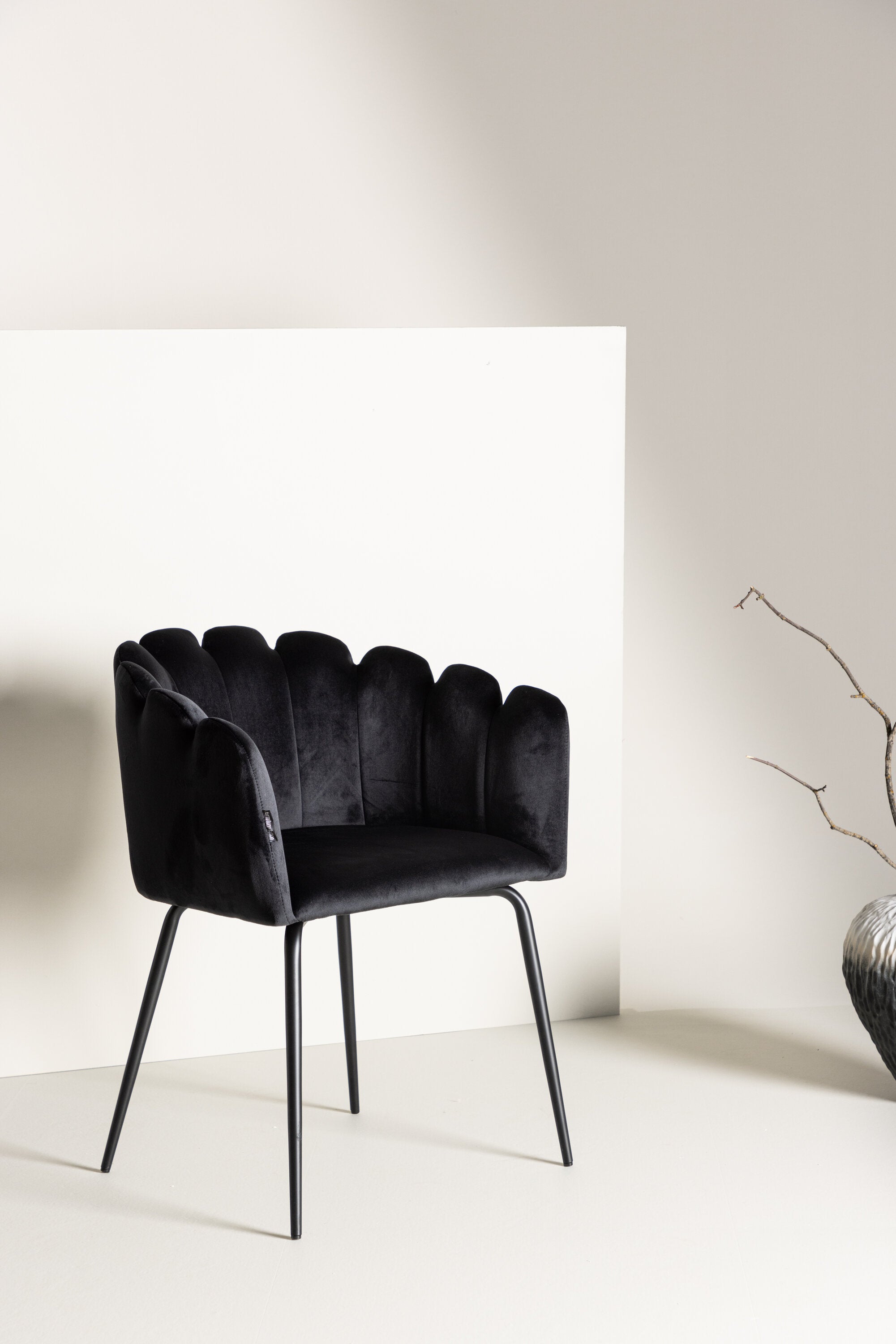 Limhamn Stuhl in Schwarz präsentiert im Onlineshop von KAQTU Design AG. Schalenstuhl mit Armlehne ist von Furniture Fashion