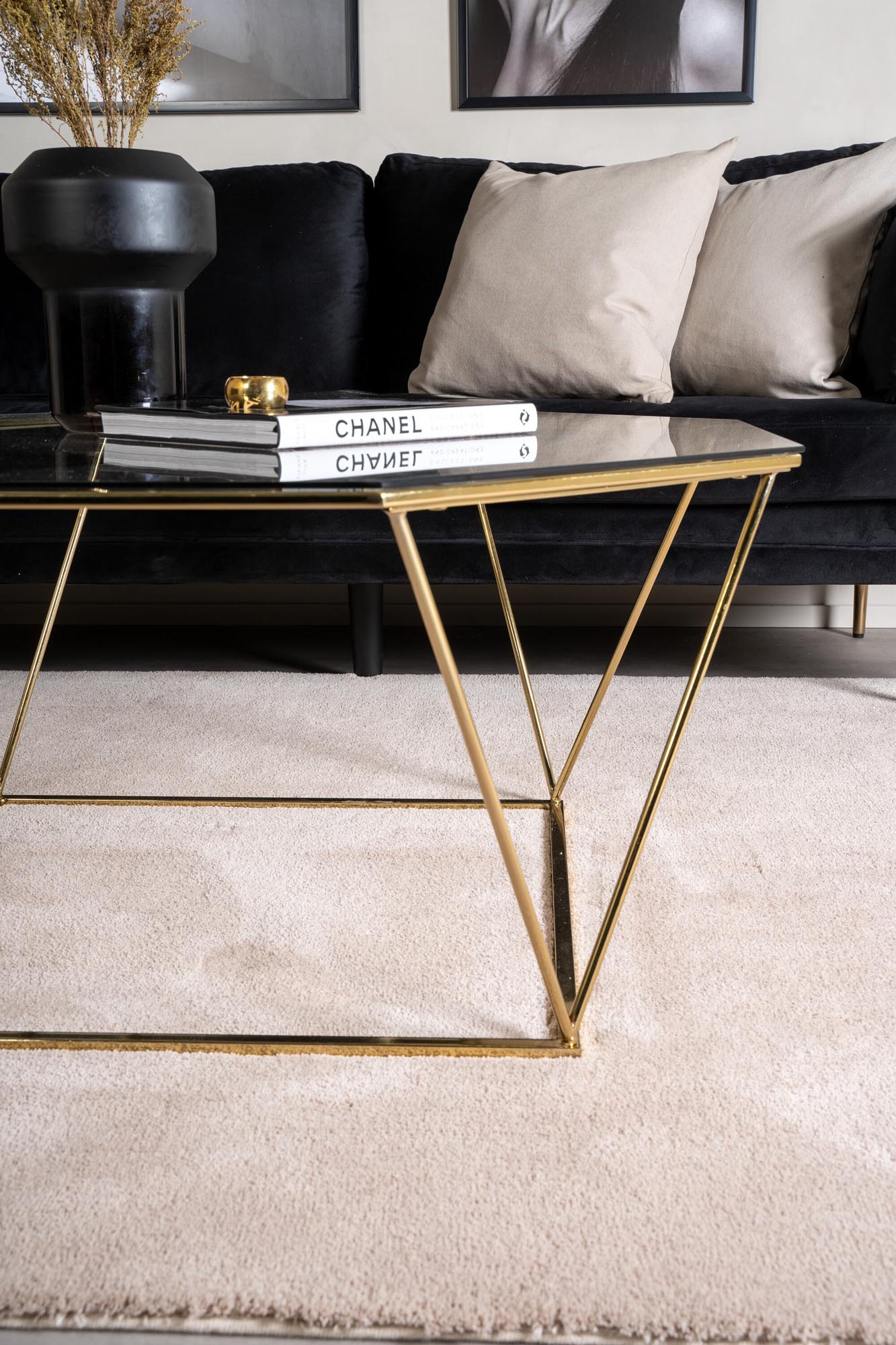 Der Österlen Beistelltisch von Furniture Fashion besticht durch modernes Design, hochwertige Materialien und vielseitige Funktionalität.
