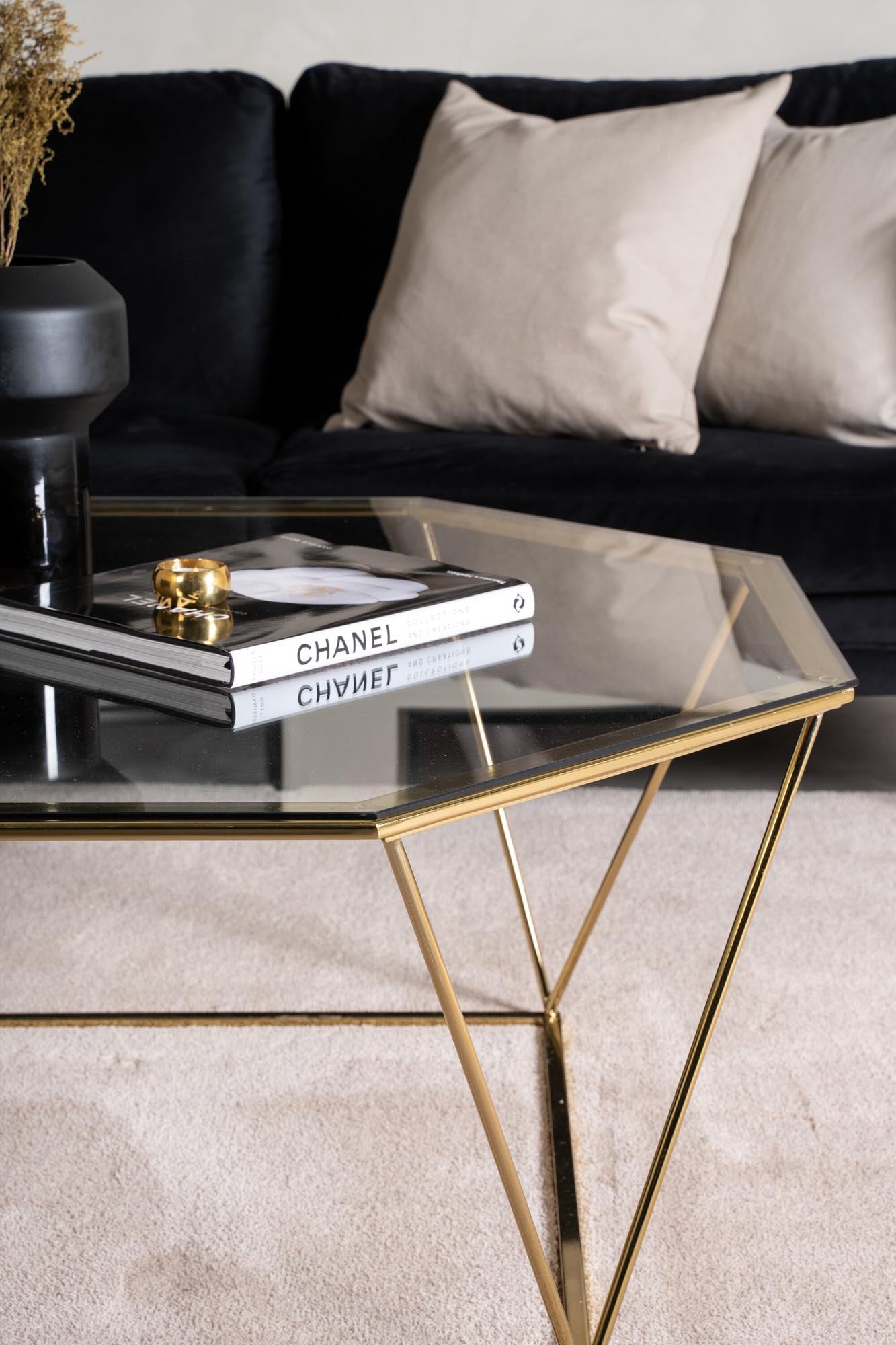 Der Österlen Beistelltisch von Furniture Fashion besticht durch modernes Design, hochwertige Materialien und vielseitige Funktionalität.