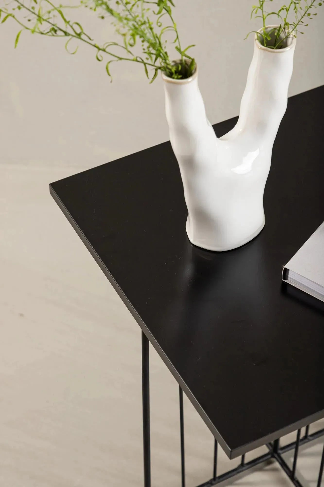 Eleganter Dayton Tisch von Venture Home in stilvollem Schwarz.
