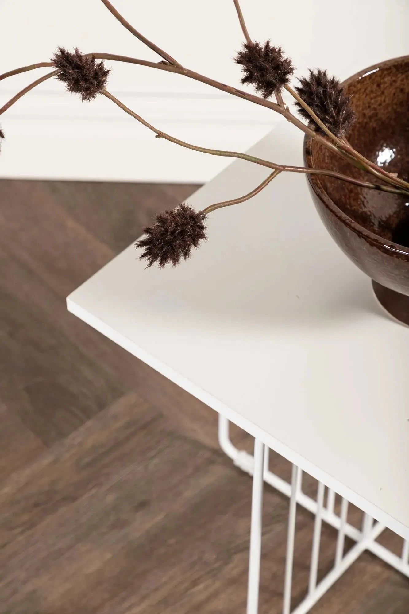 Eleganter Dayton Tisch von Venture Home in stilvollem Schwarz.