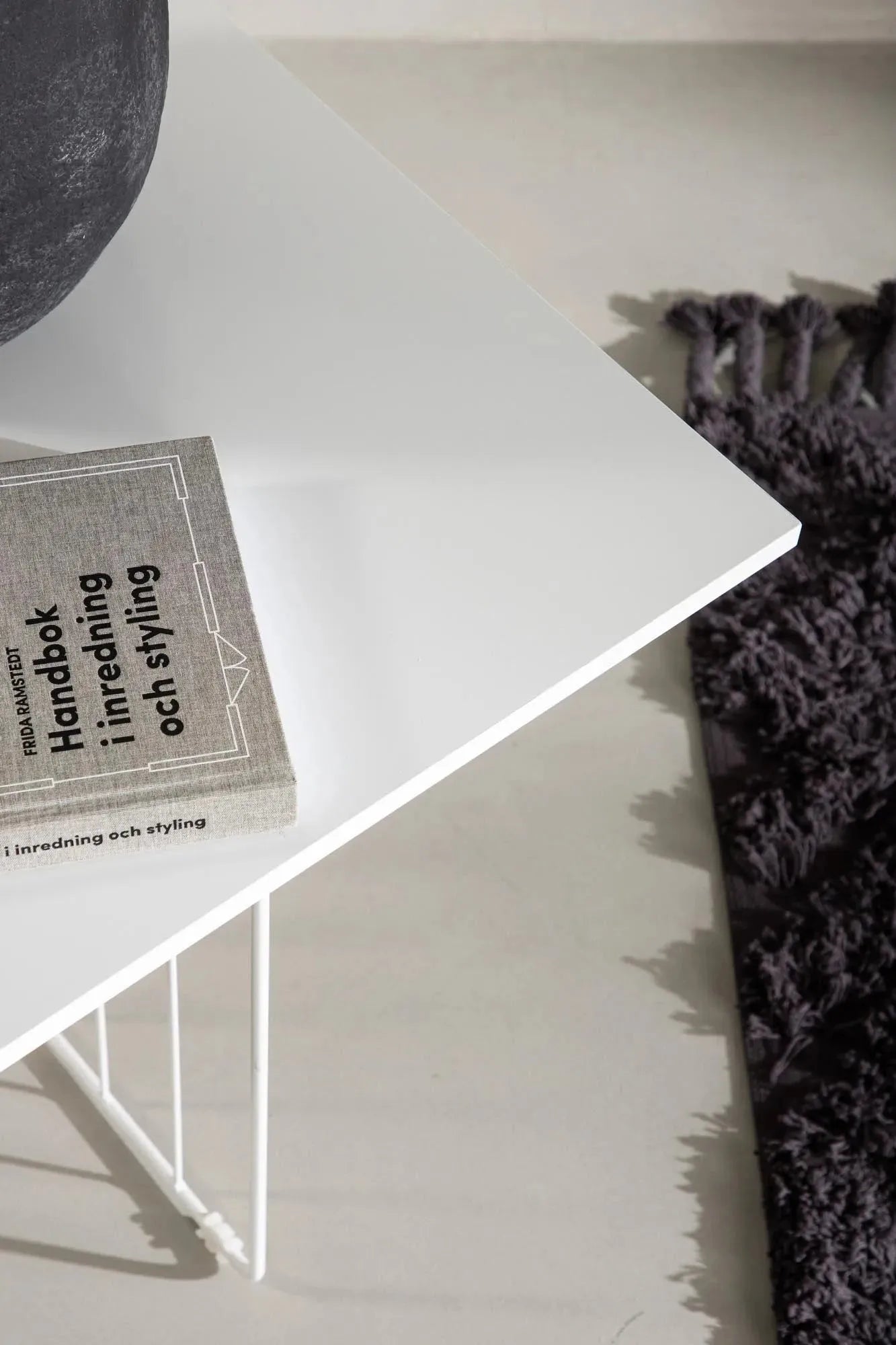 Dayton Coffee Tisch von Venture Home: Zeitloses Design in Schwarz.