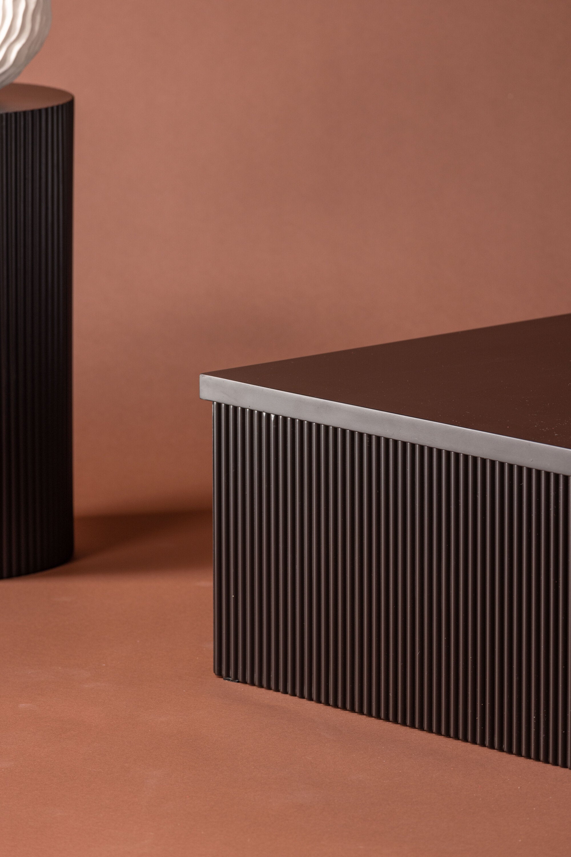 Lenox Sofatisch in Schwarz präsentiert im Onlineshop von KAQTU Design AG. Beistelltisch ist von Venture Home
