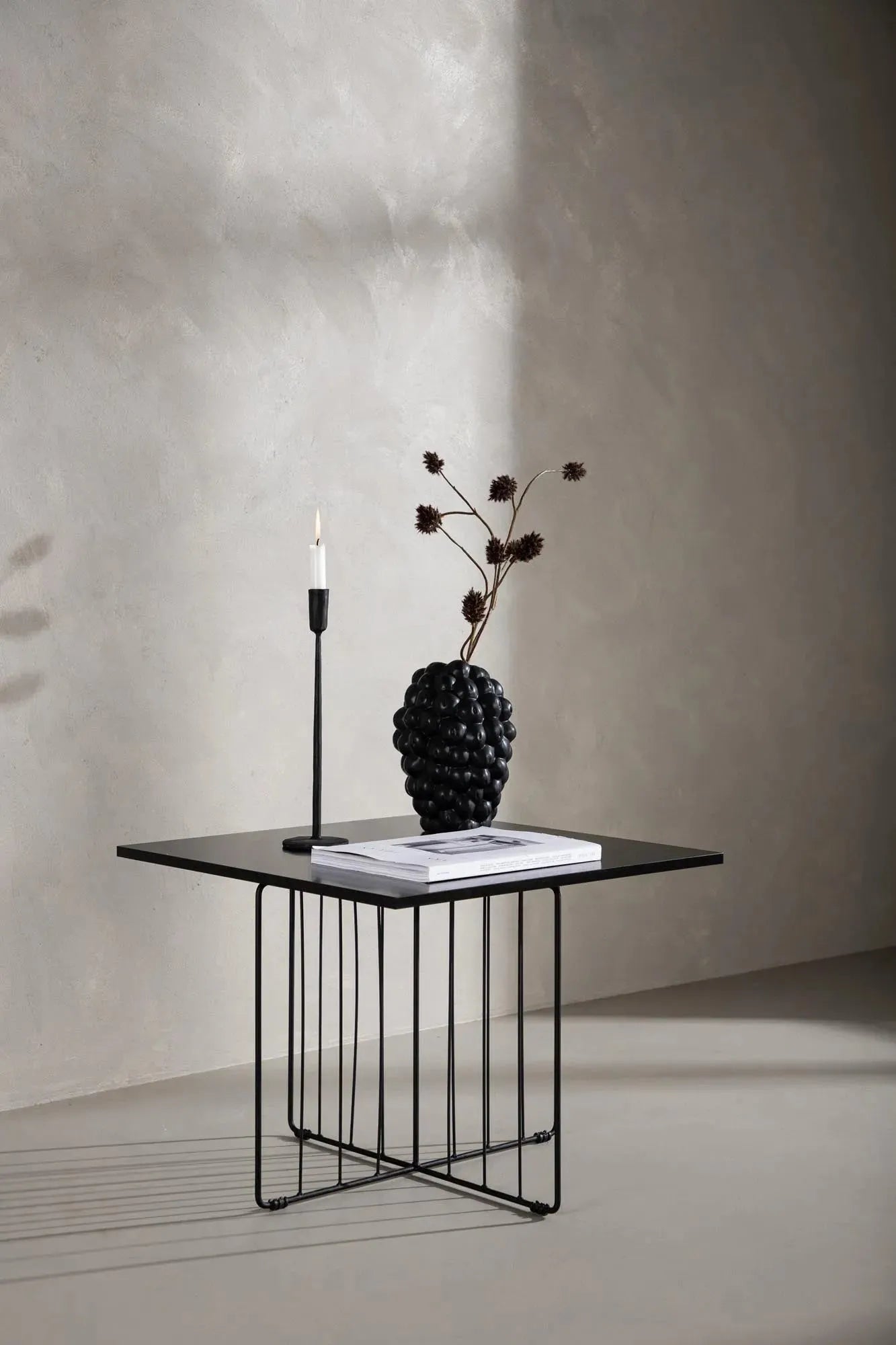Dayton Coffee Tisch von Venture Home: Zeitloses Design in Schwarz.