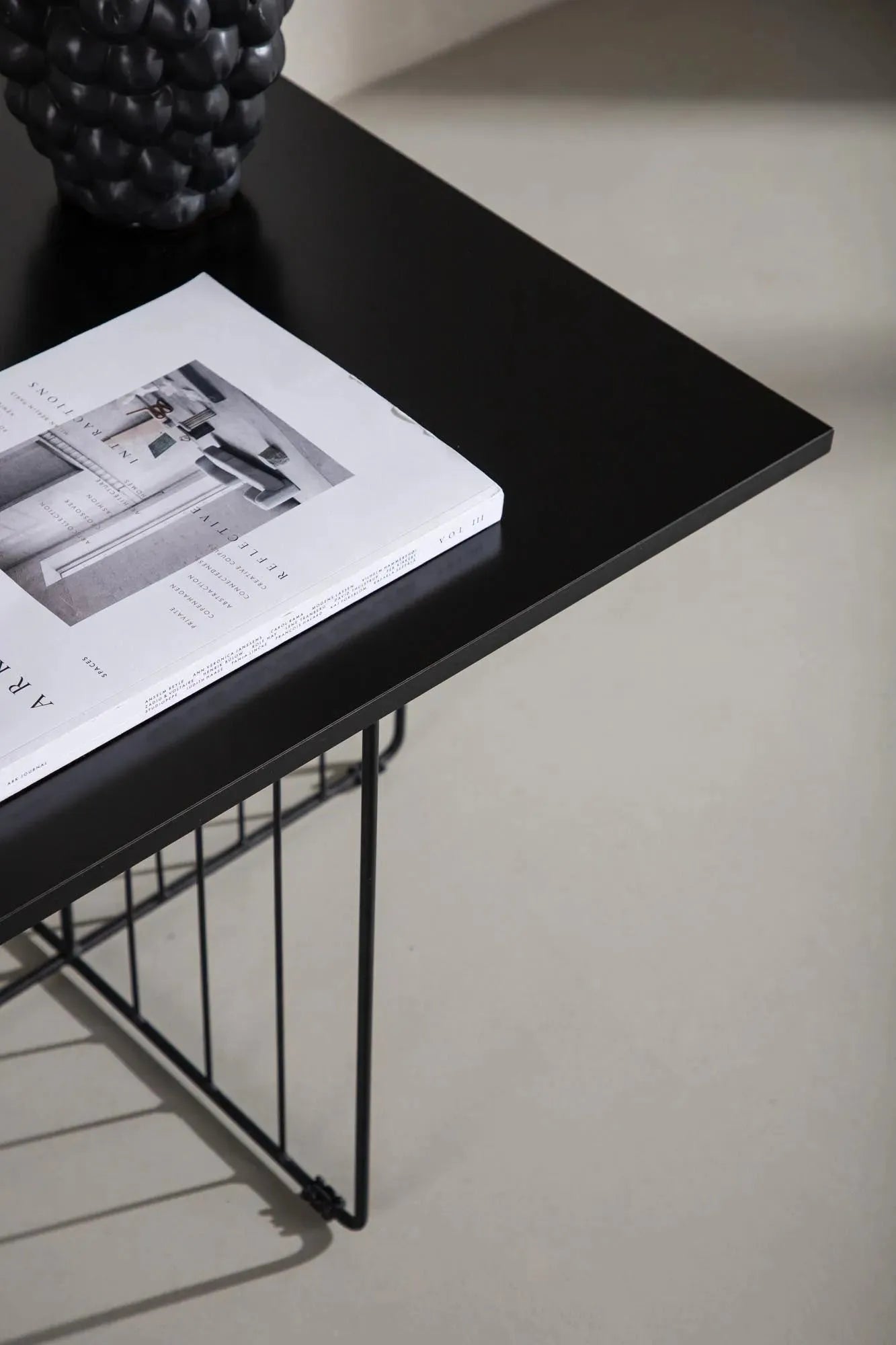 Moderner Dayton Couchtisch von Venture Home in edlem Schwarz.
