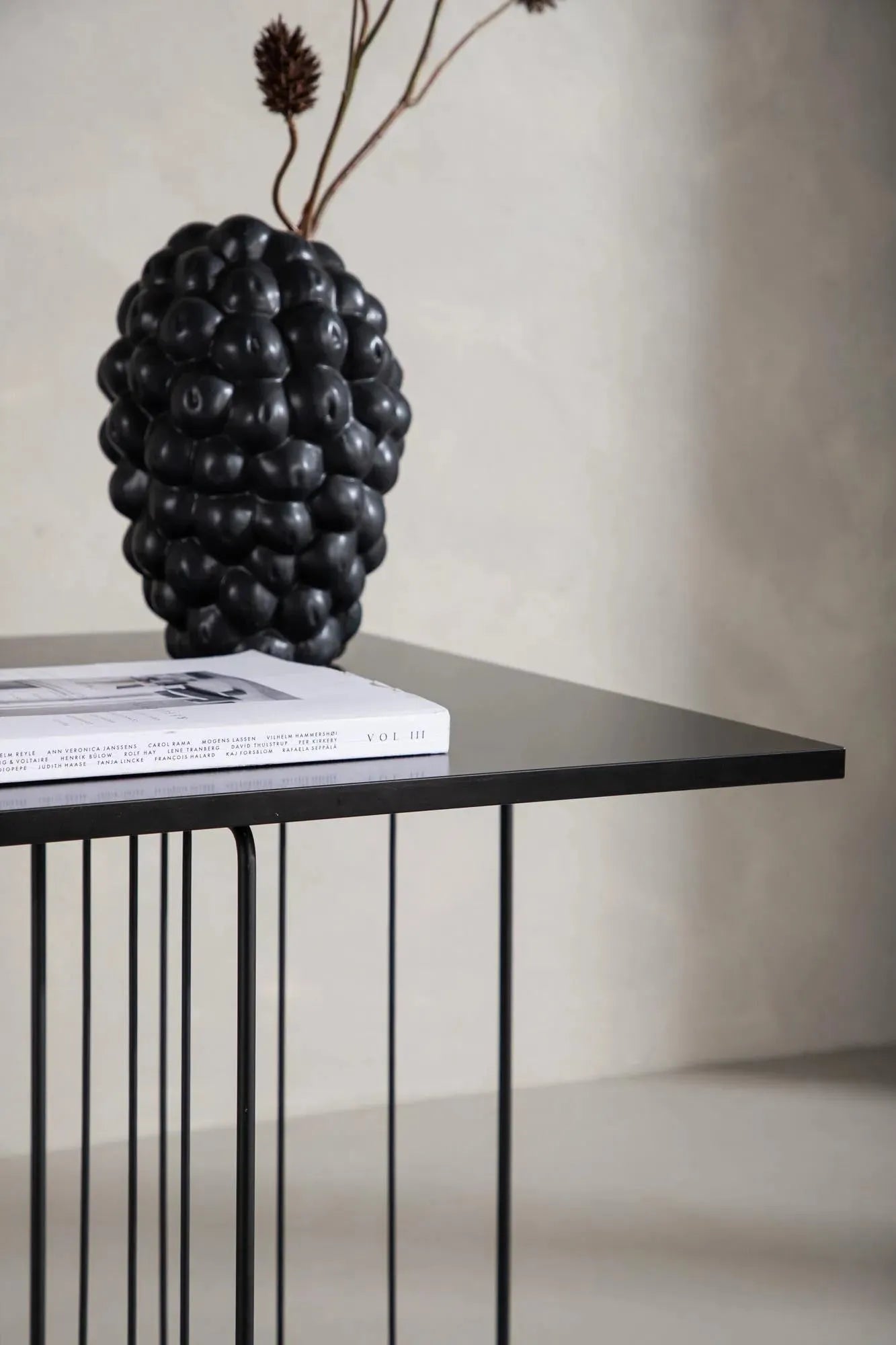 Eleganter Dayton Tisch von Venture Home in stilvollem Schwarz.