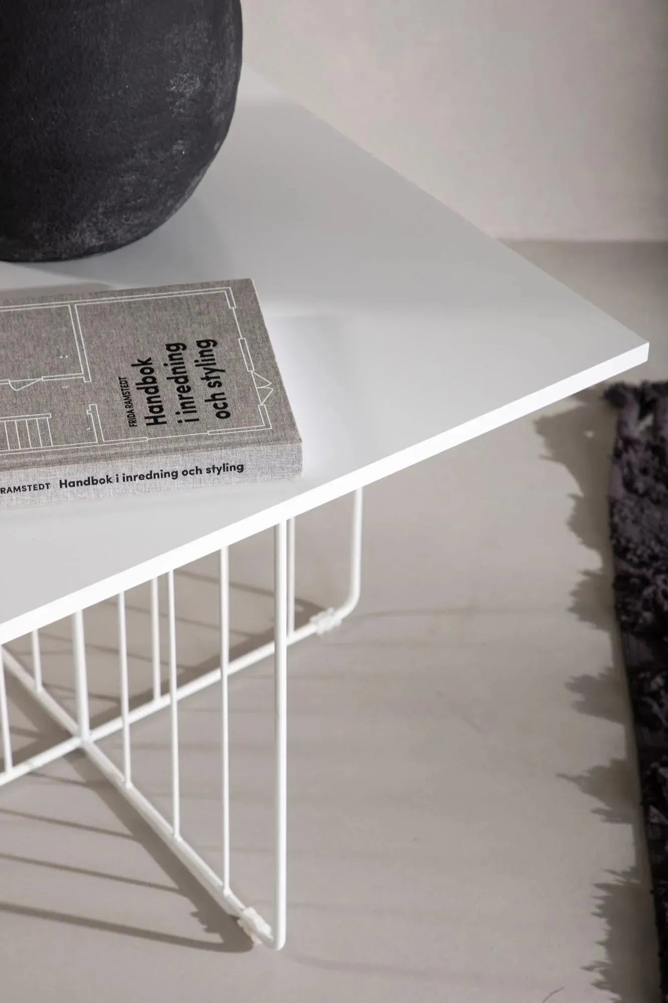 Moderner Dayton Couchtisch von Venture Home in edlem Schwarz.
