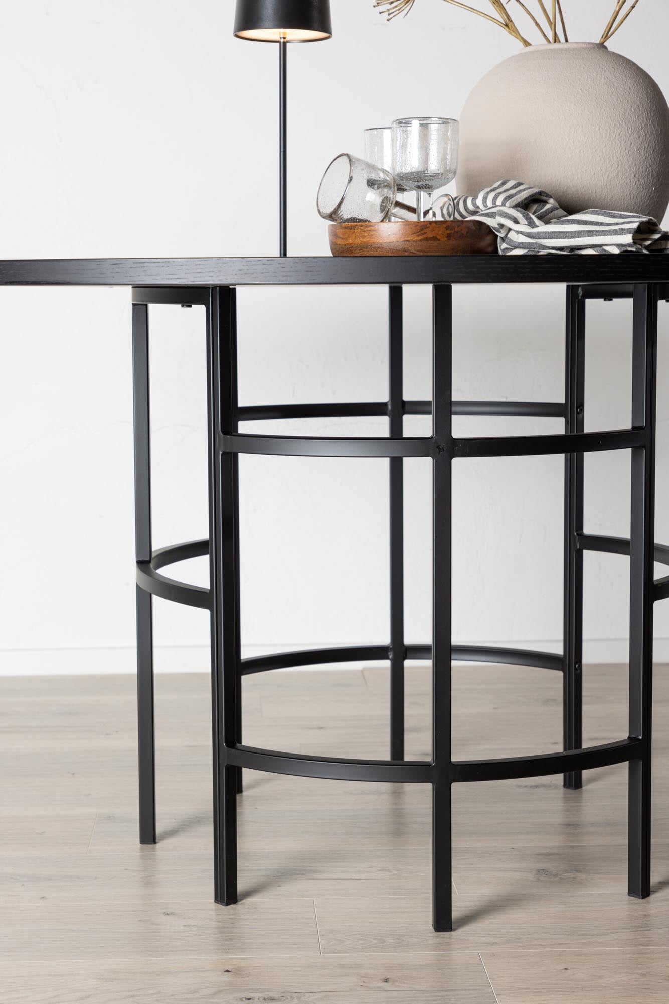 Stilvoller Copenhagen Esstisch von Furniture Fashion: Runde MDF-Oberfläche, robustes Metallgestell, perfekt für gesellige Runden und modernes Ambiente.