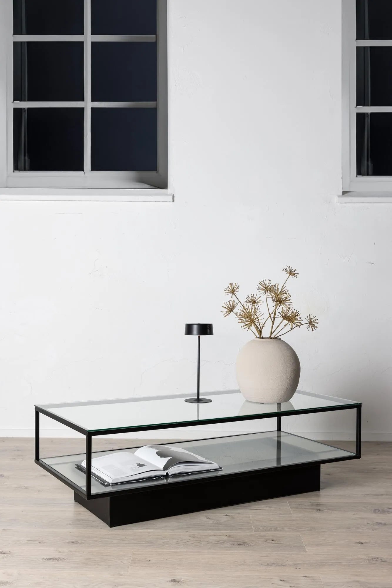 Maglehem Beistelltisch: Zeitloses Design mit Glas und Metall.