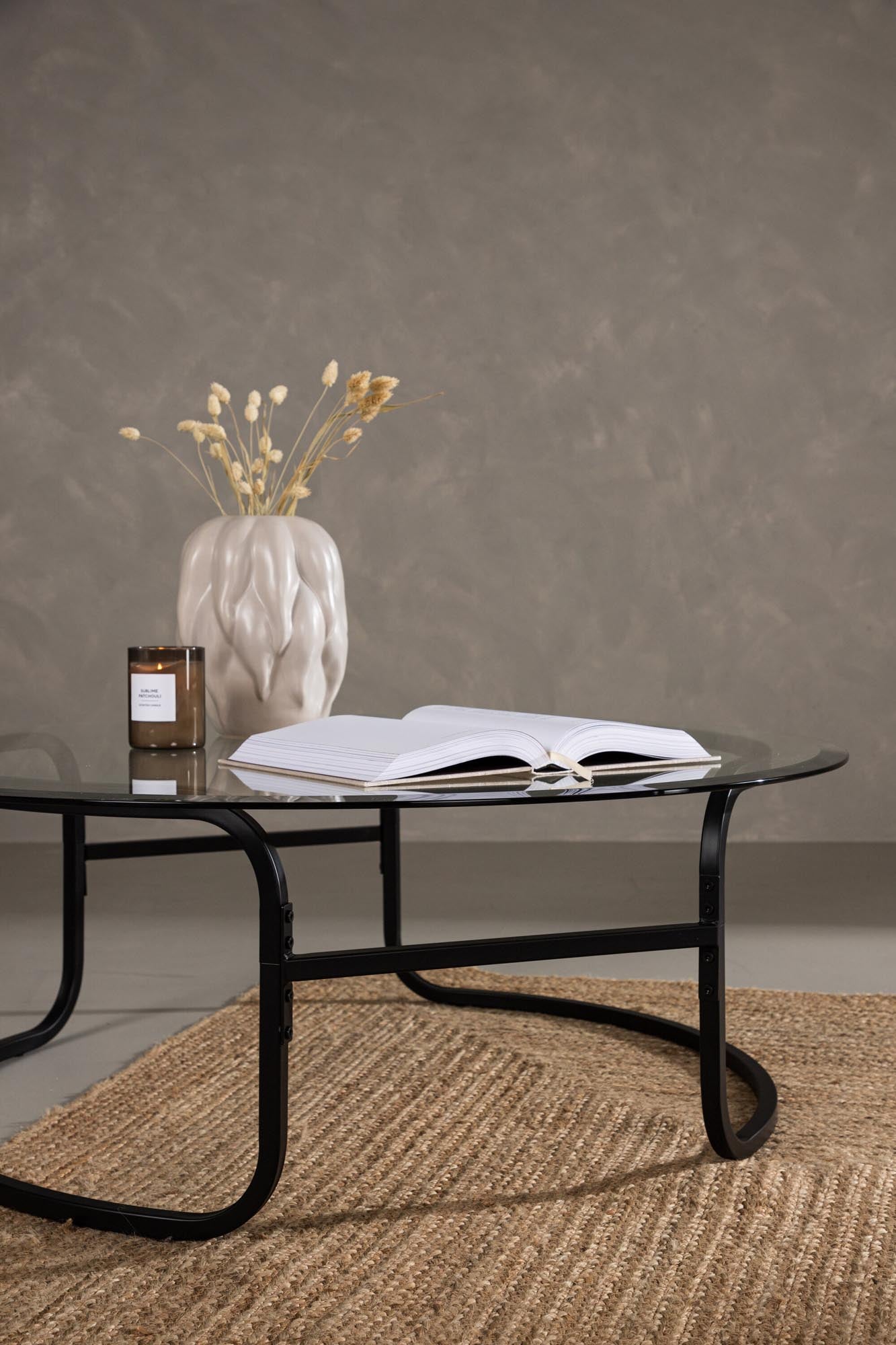 Der Lomma Beistelltisch von Furniture Fashion besticht durch modernes Design, hochwertige Materialien und vielseitige Einsatzmöglichkeiten.