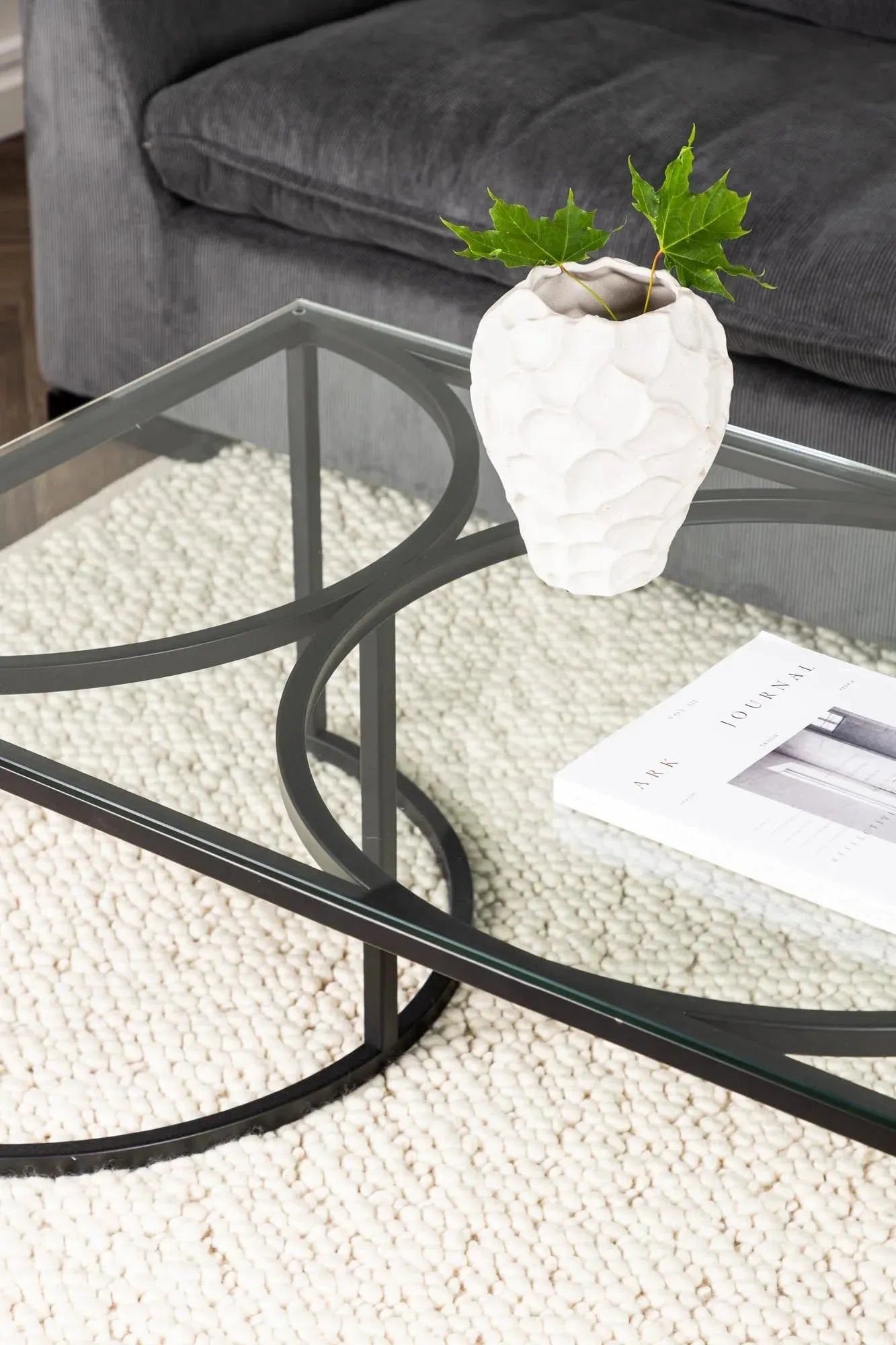 Skanör Tisch: Zeitloses Design mit klaren Linien und edlen Materialien.