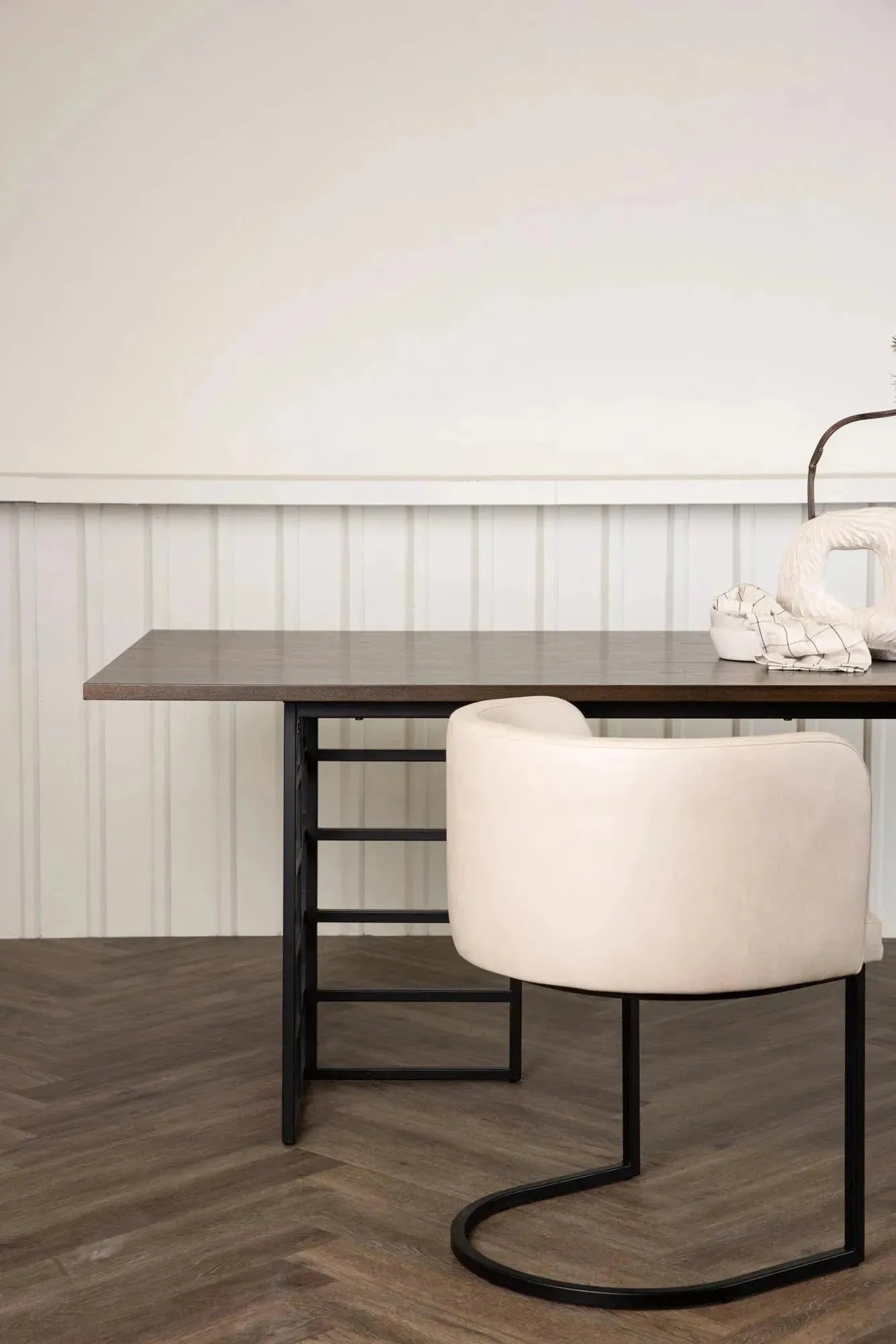 Der Ystad Tisch von Furniture Fashion: Eleganz trifft auf industriellen Charme mit Eichenfurnier und robustem Metallgestell.