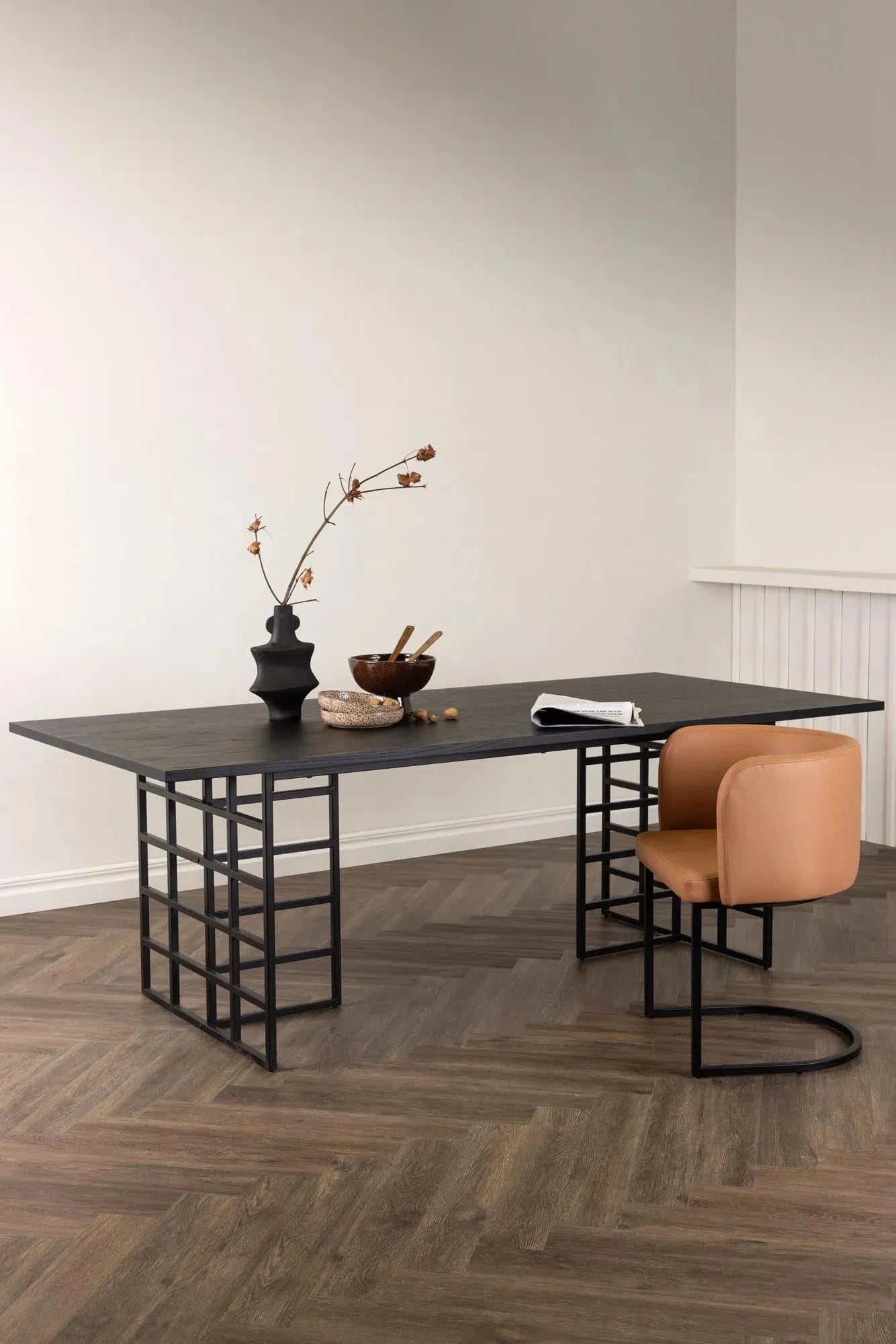 Der Ystad Tisch von Furniture Fashion: Eleganz trifft auf industriellen Charme mit Eichenfurnier und robustem Metallgestell.