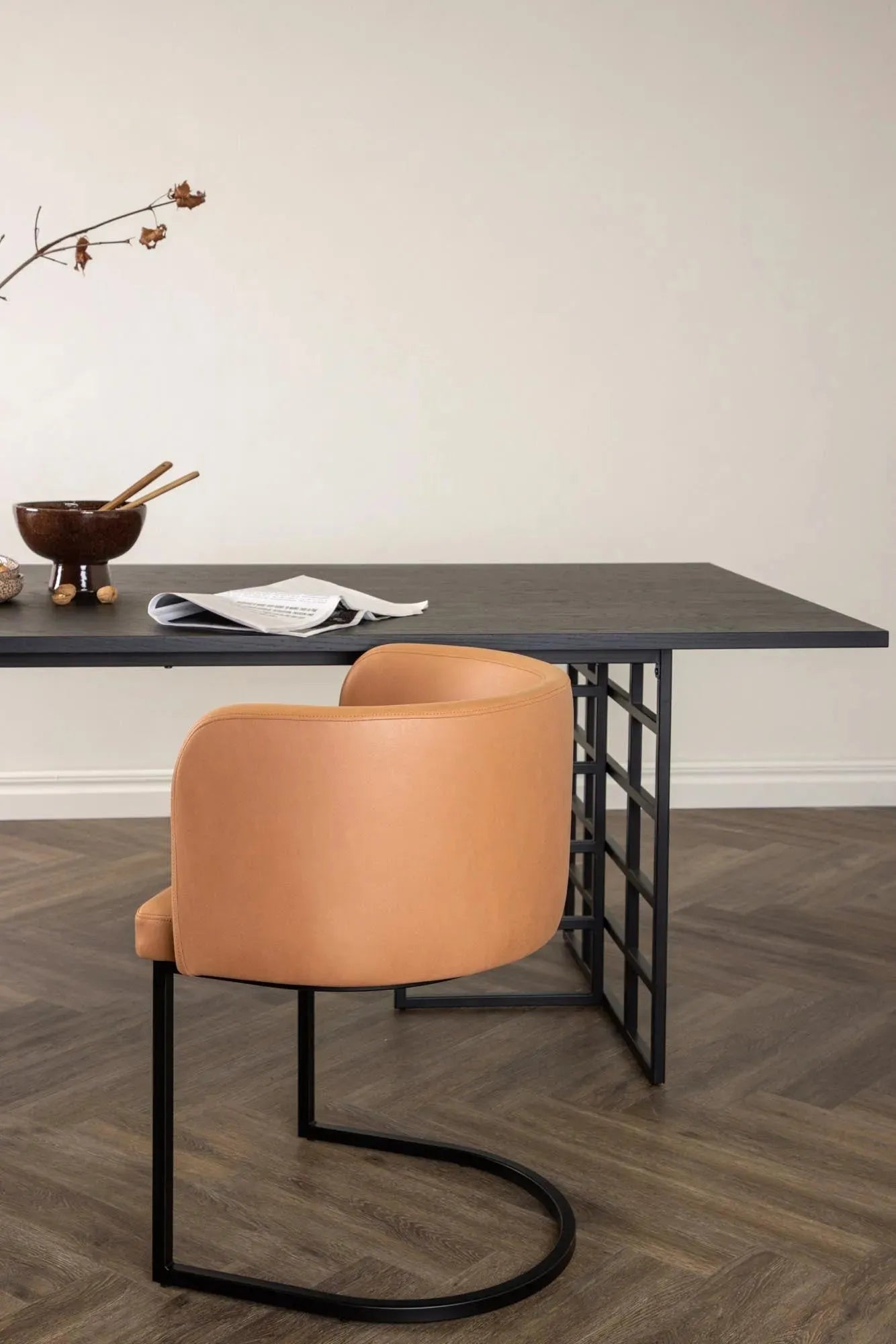Der Ystad Tisch von Furniture Fashion: Eleganz trifft auf industriellen Charme mit Eichenfurnier und robustem Metallgestell.