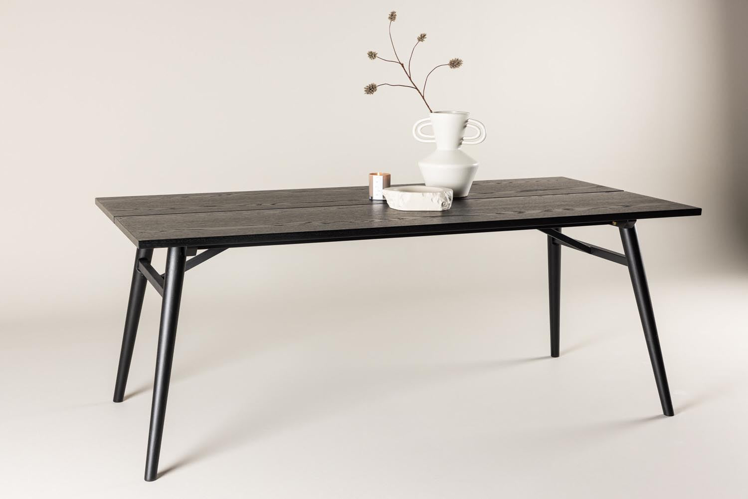 Erleben Sie den Sleek Esstisch von Venture Home: Ausziehbar, elegant und perfekt für jeden Anlass. Hochwertiges Furnier und modernes Metall vereinen Stil und Funktion.