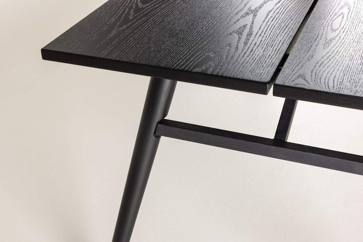 Sleek ausziehbarer Tisch in Schwarz präsentiert im Onlineshop von KAQTU Design AG. Esstisch ist von Venture Home