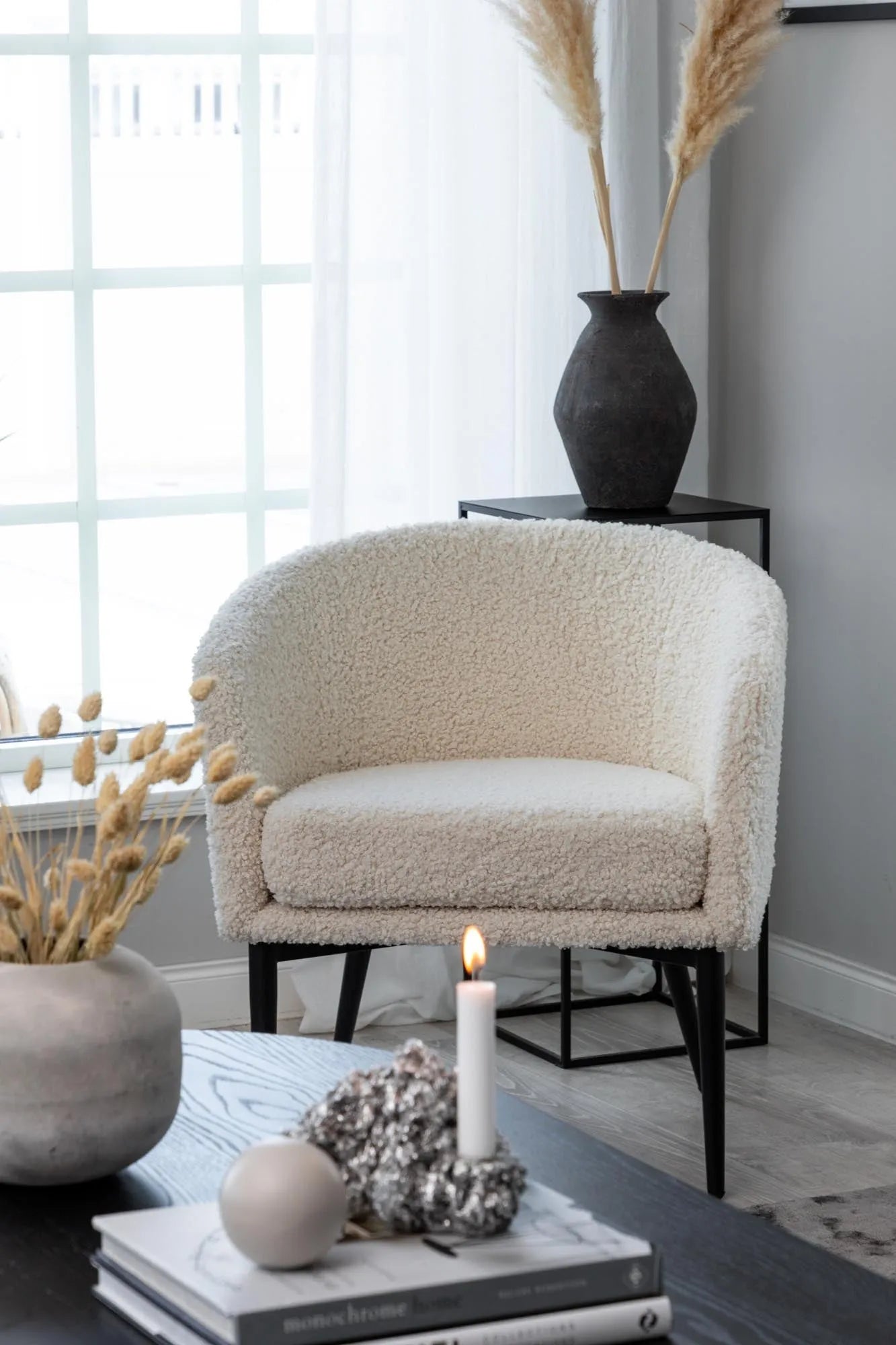 Der Fluffy Sessel von Venture Home: Kuscheliges Teddy-Material trifft auf modernes Design mit schwarzem Metallgestell.