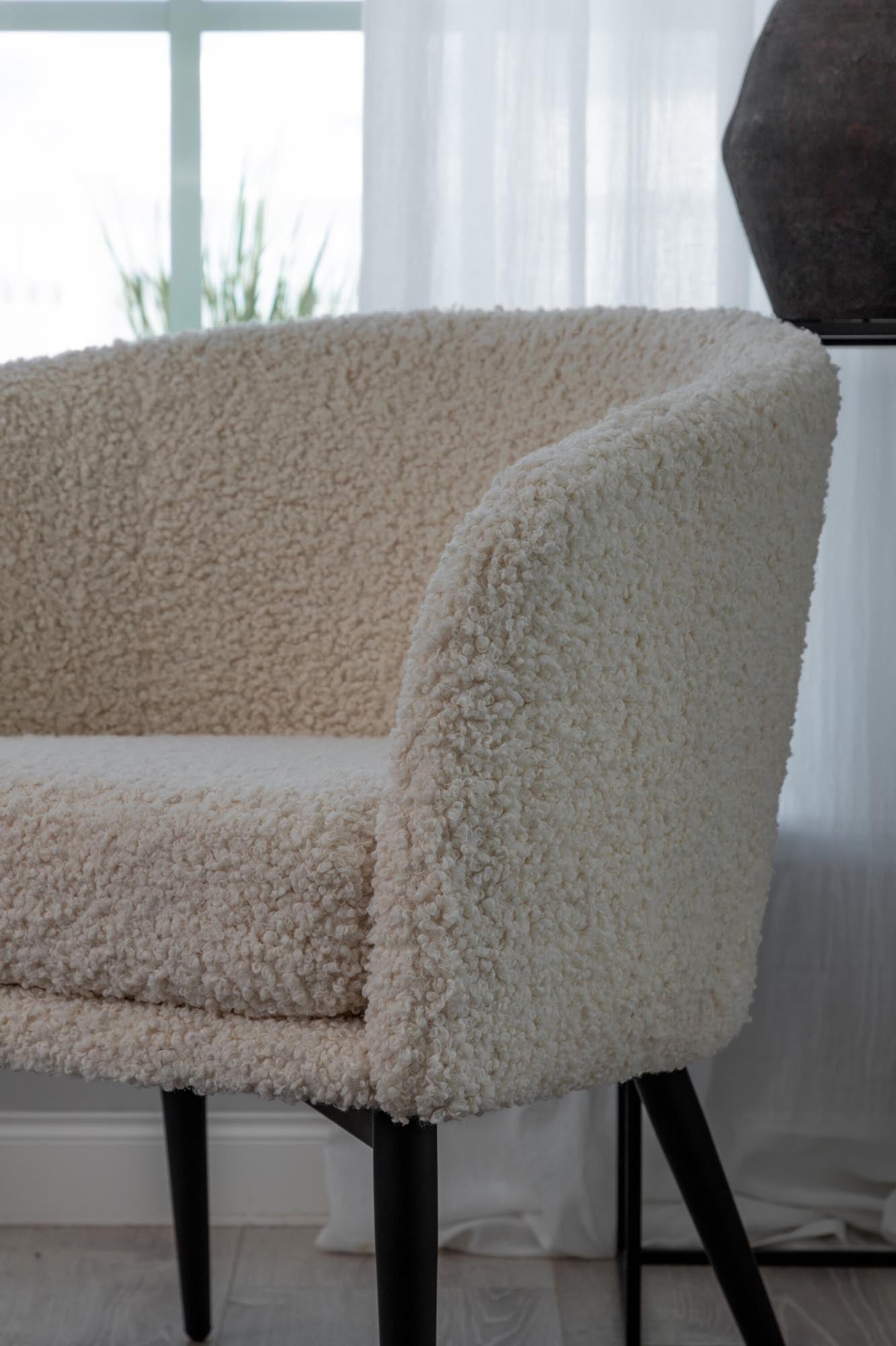 Der Fluffy Sessel von Venture Home: Kuscheliges Teddy-Material trifft auf modernes Design mit schwarzem Metallgestell.
