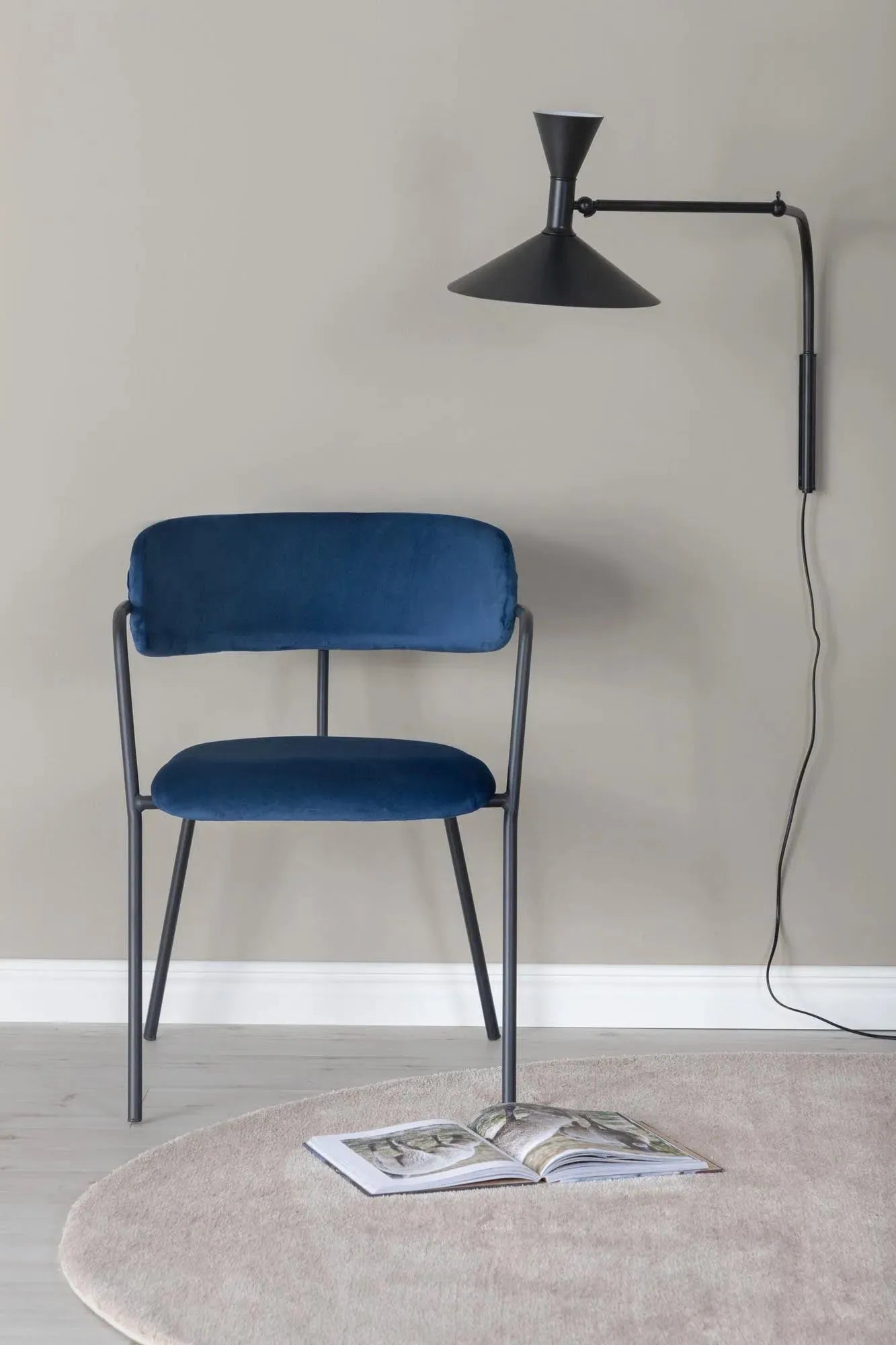 Eleganter Arrow Stuhl: Perfekte Symbiose aus Komfort und Stil.