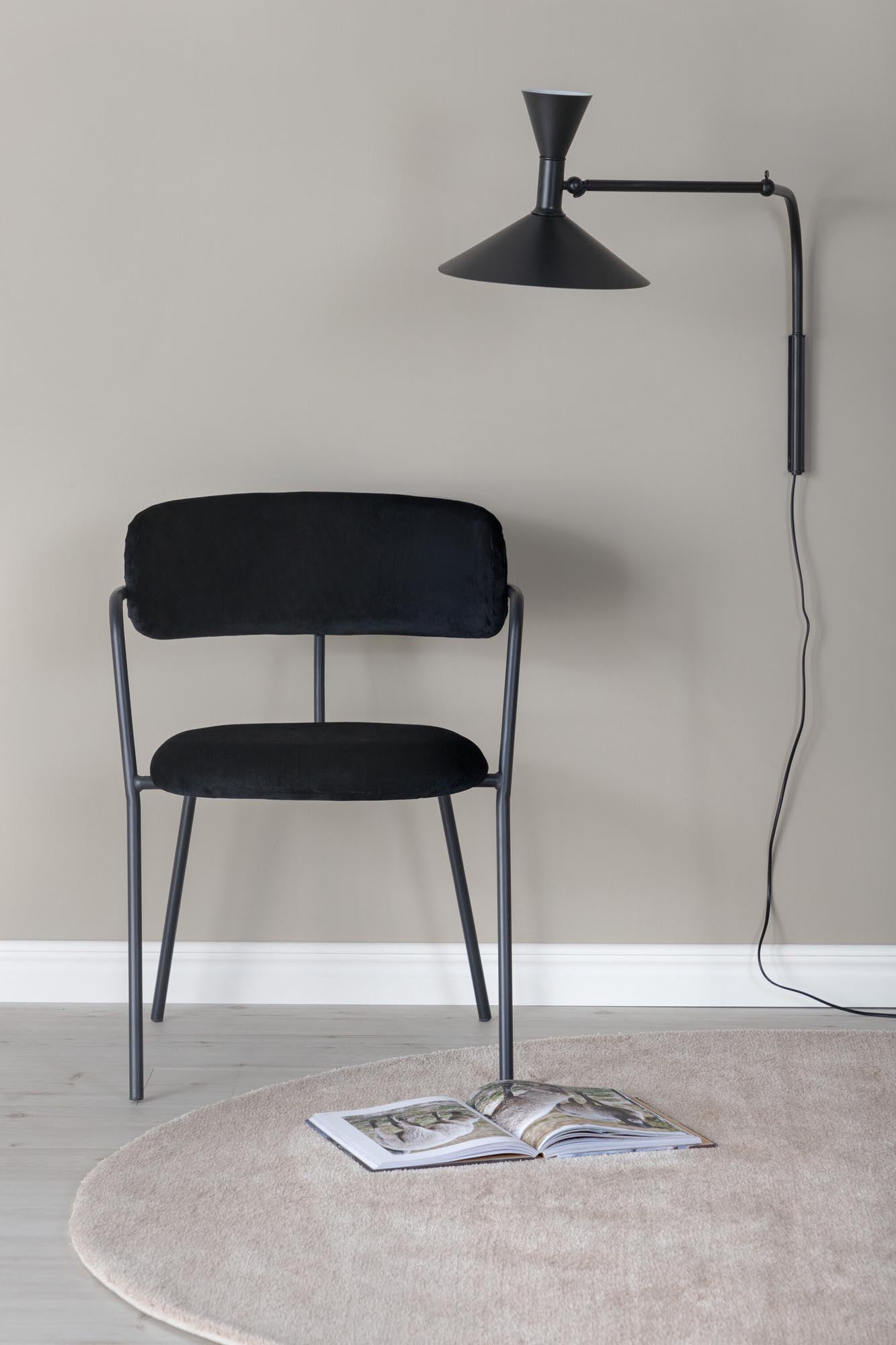 Stilvoller Komfort: Arrow Stuhl mit Samtbezug und Metallgestell.