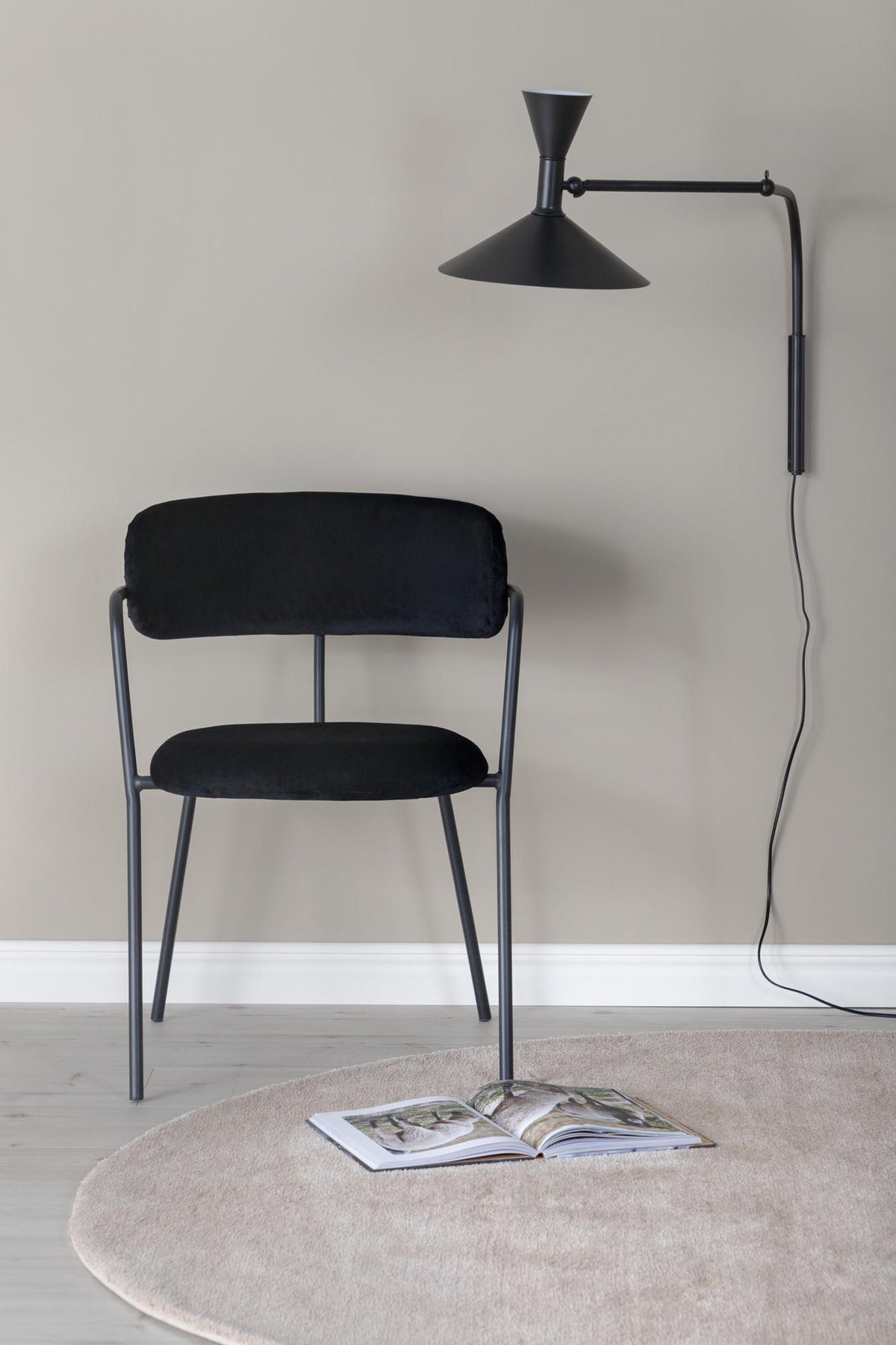 Arrow Armlehnstuhl in Schwarz präsentiert im Onlineshop von KAQTU Design AG. Stuhl mit Armlehne ist von Venture Home