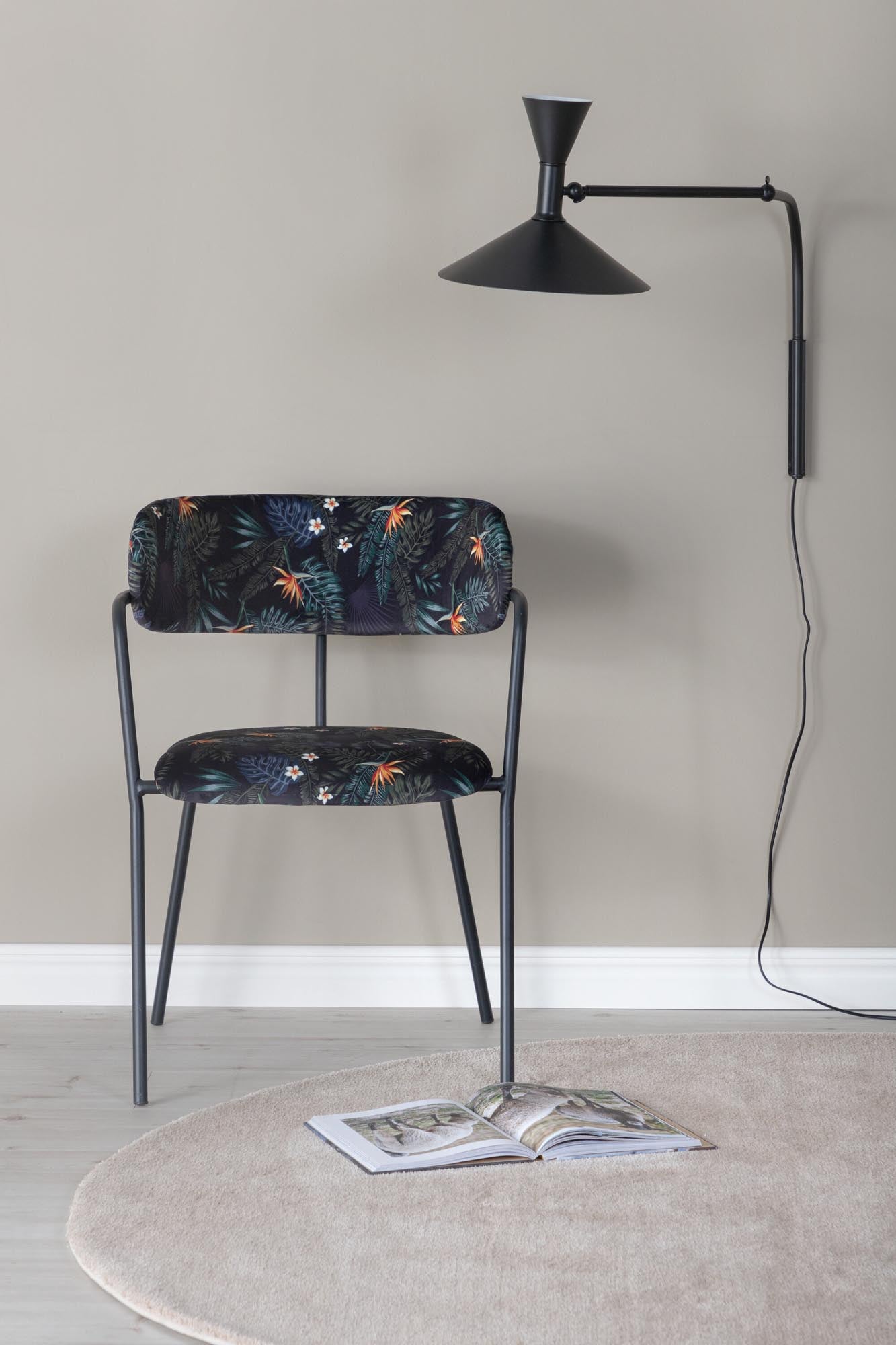 Arrow Armlehnstuhl in Schwarz/Blumen präsentiert im Onlineshop von KAQTU Design AG. Stuhl mit Armlehne ist von Venture Home