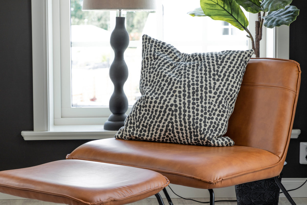 X-Lounge Stuhl in Braun präsentiert im Onlineshop von KAQTU Design AG. Sessel ist von Venture Home