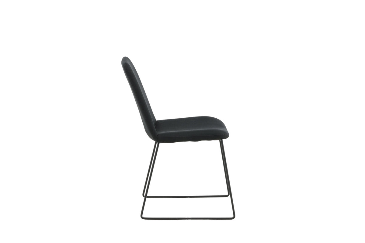 Muce Stuhl in Schwarz präsentiert im Onlineshop von KAQTU Design AG. Stuhl ist von Venture Home