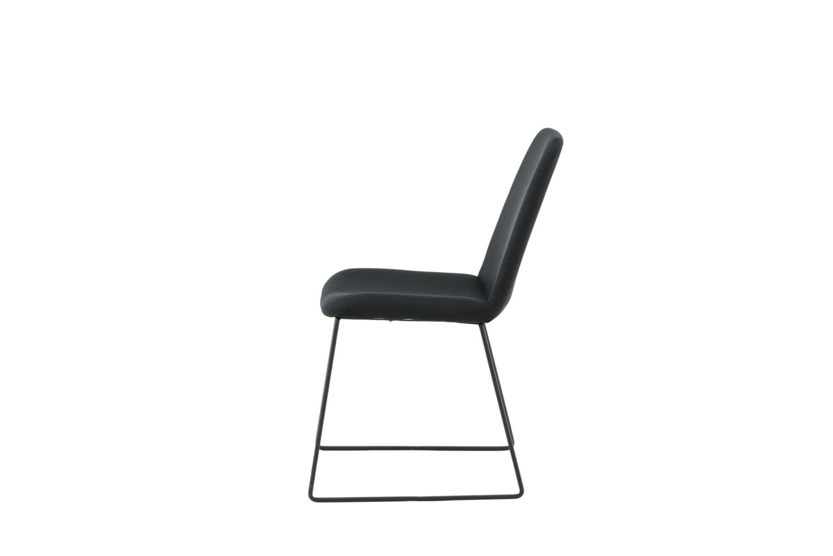 Muce Stuhl in Schwarz präsentiert im Onlineshop von KAQTU Design AG. Stuhl ist von Venture Home