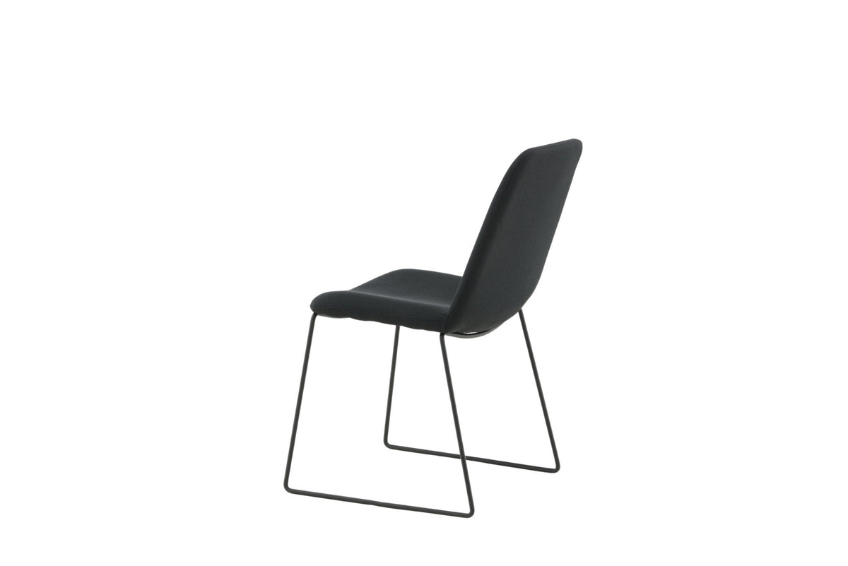 Muce Stuhl in Schwarz präsentiert im Onlineshop von KAQTU Design AG. Stuhl ist von Venture Home