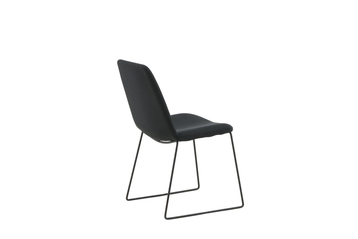 Muce Stuhl in Schwarz präsentiert im Onlineshop von KAQTU Design AG. Stuhl ist von Venture Home