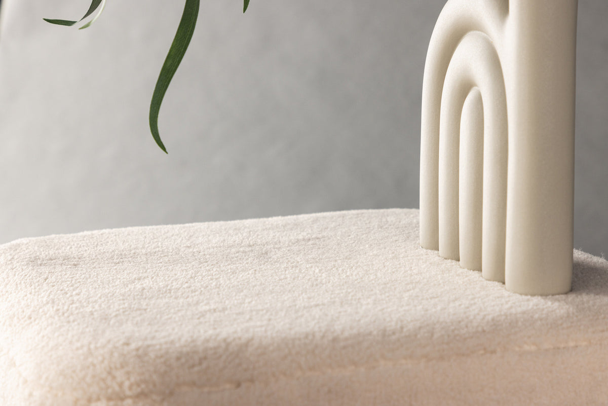 Newton Hocker in Cremefarben präsentiert im Onlineshop von KAQTU Design AG. Pouf ist von Venture Home