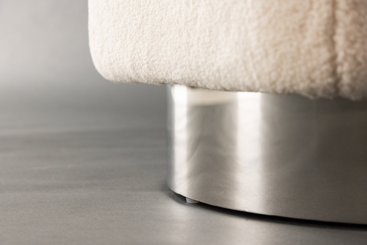 Newton Hocker in Cremefarben präsentiert im Onlineshop von KAQTU Design AG. Pouf ist von Venture Home