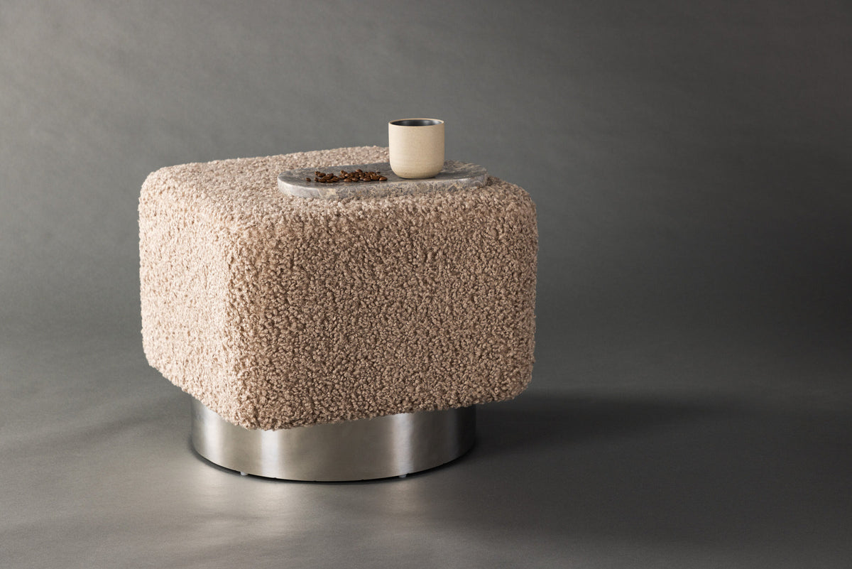 Newton Hocker in Braun präsentiert im Onlineshop von KAQTU Design AG. Pouf ist von Venture Home