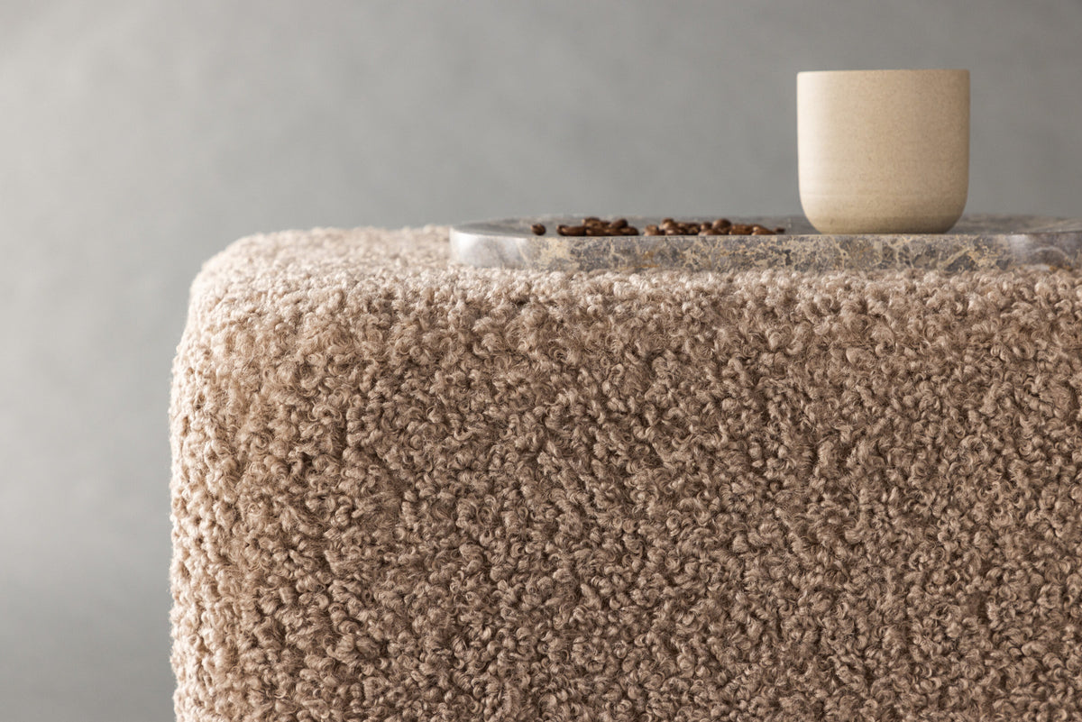 Newton Hocker in Braun präsentiert im Onlineshop von KAQTU Design AG. Pouf ist von Venture Home