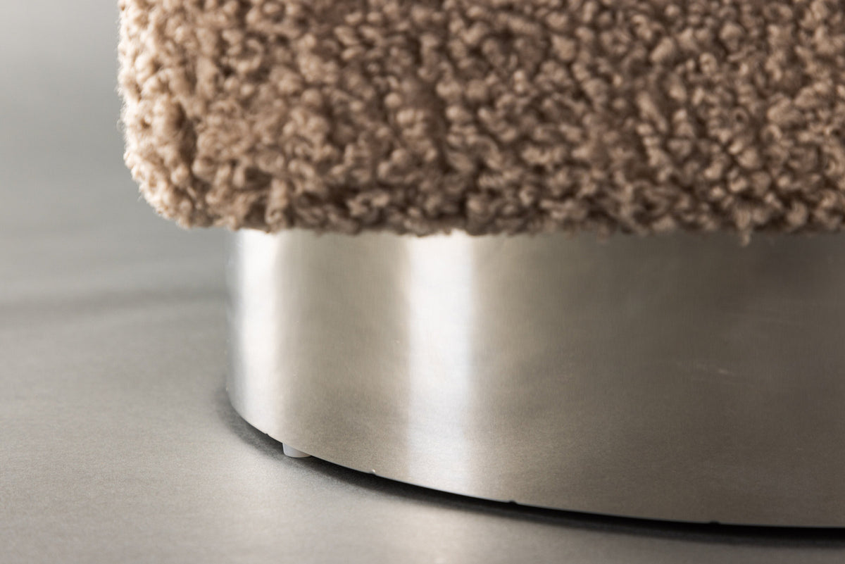 Newton Hocker in Braun präsentiert im Onlineshop von KAQTU Design AG. Pouf ist von Venture Home