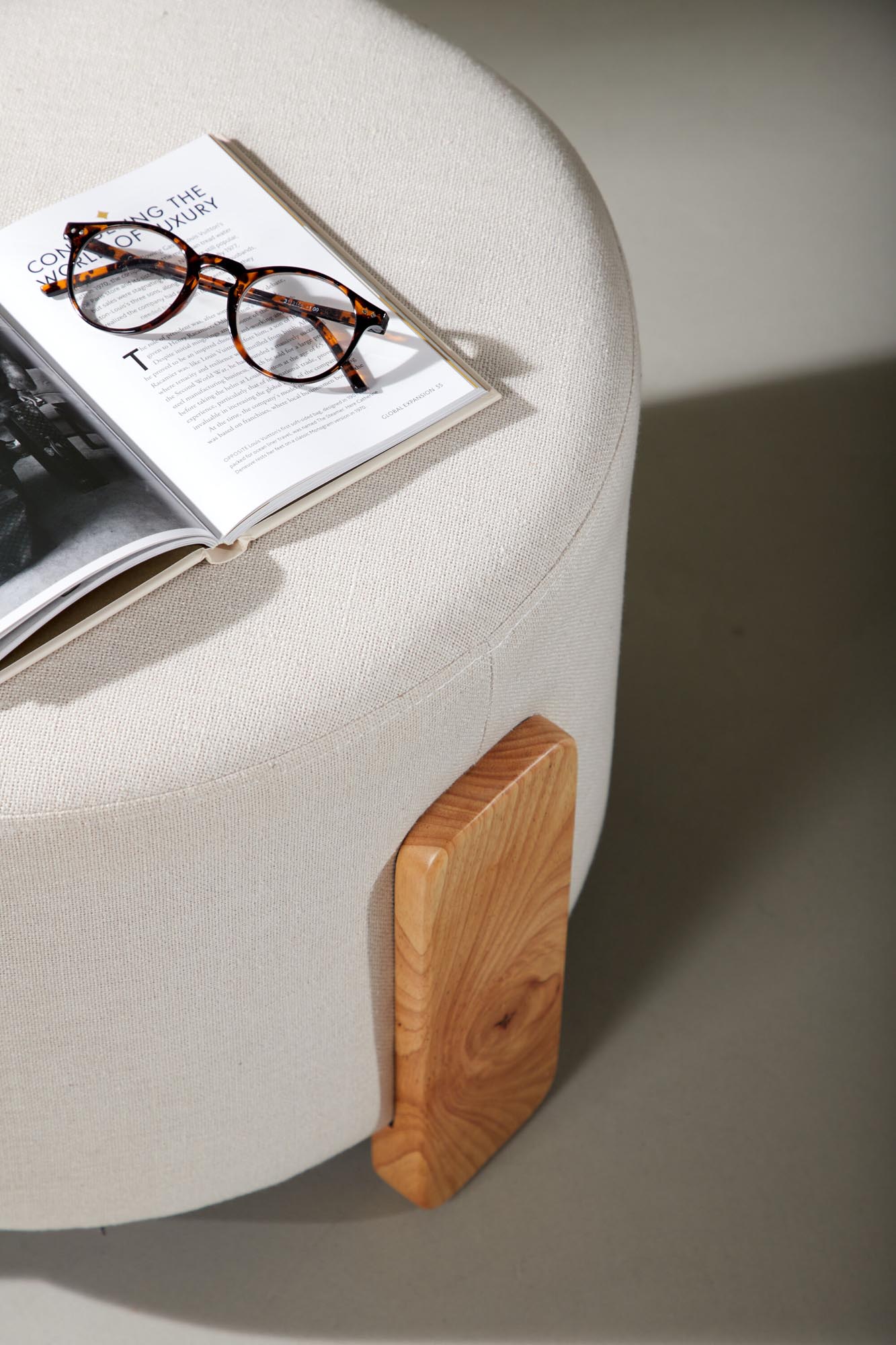 Coffey Ottomane von Venture Home: Komfort trifft auf modernes Design.