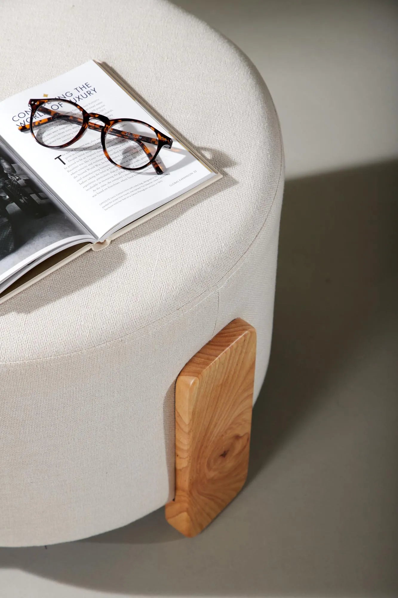 Eleganter Coffey Pouf von Venture Home für stilvolle Akzente.