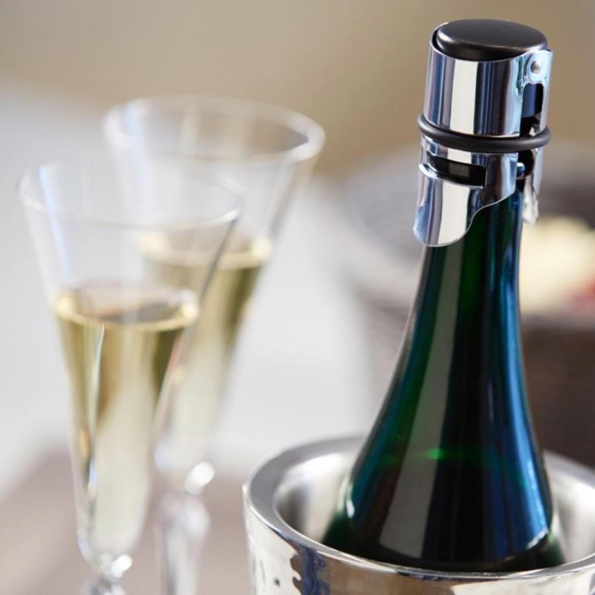 Verchromter Sektflaschenverschluss von Westmark, kompakt und praktisch, hält Sekt frisch und bewahrt das Aroma ideal.