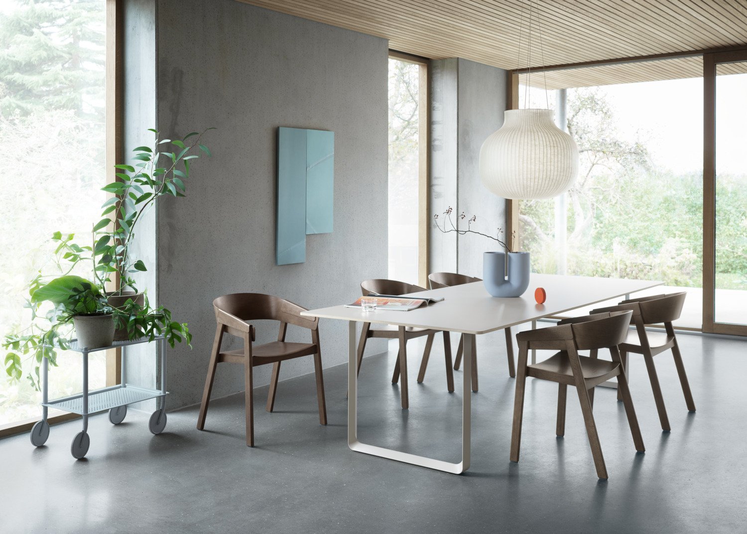 Cover Armlehnstuhl in Dunkles Braun präsentiert im Onlineshop von KAQTU Design AG. Stuhl mit Armlehne ist von Muuto