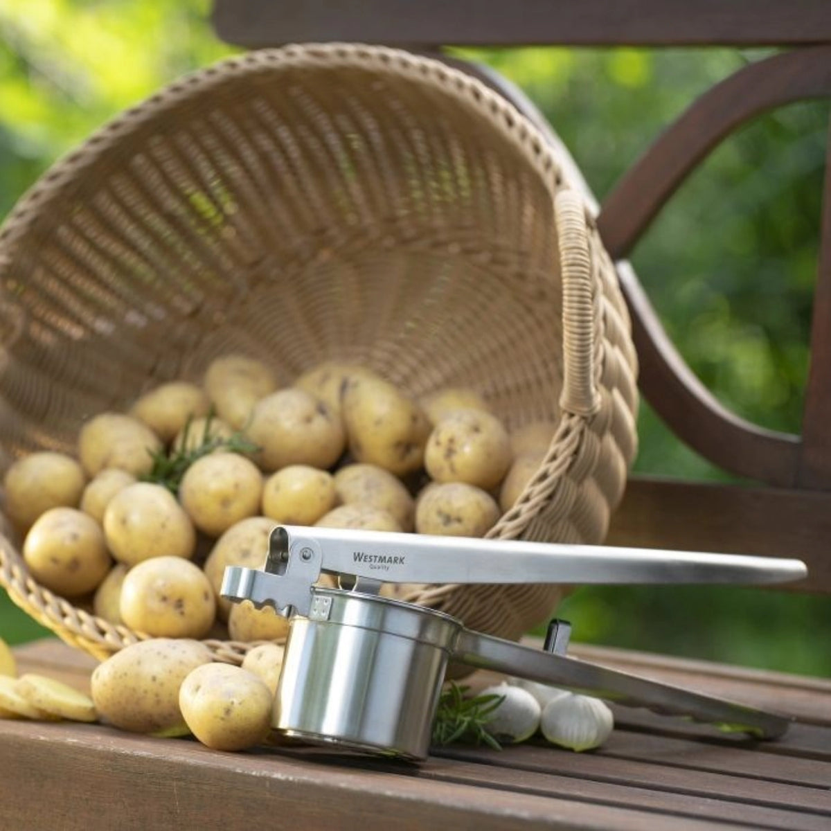 Spätzle- Kartoffelpresse in Silber präsentiert im Onlineshop von KAQTU Design AG. Küchenhelfer ist von Westmark