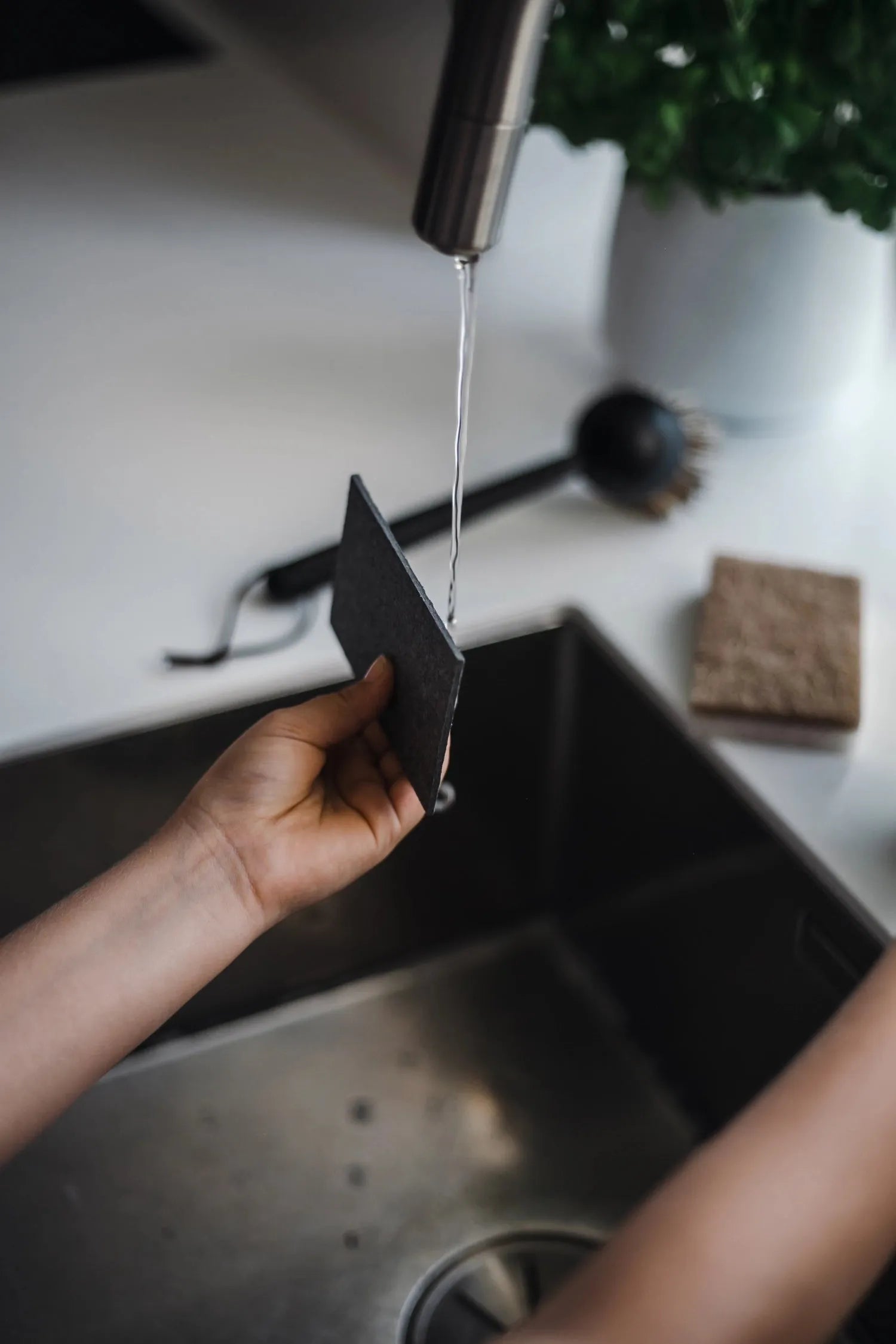 Praktisches 2er Set Pop-Up Schwämme von Nordesign, kompakt und umweltfreundlich, ideal für Küche und Haushalt.