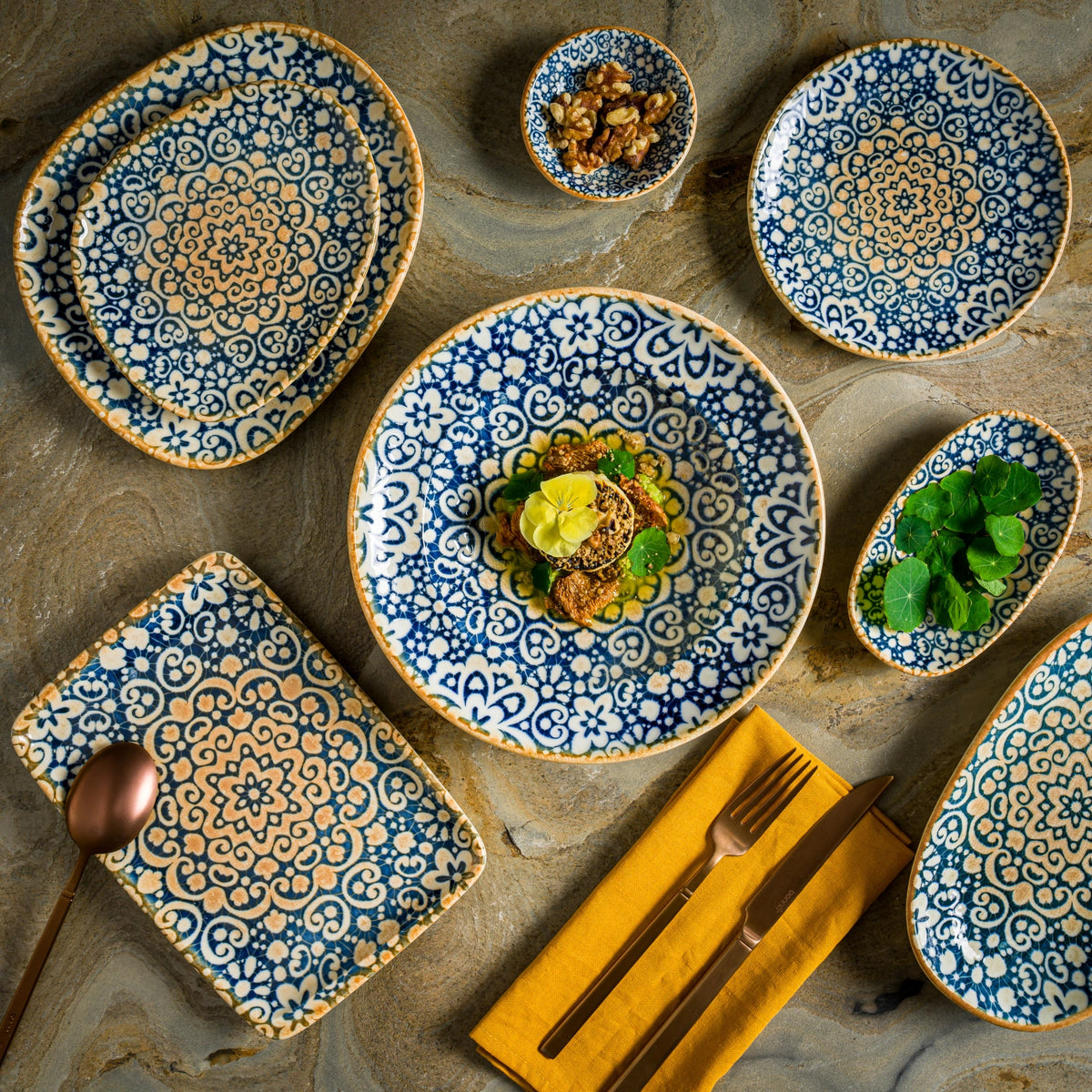 Alhambra Gourmet Teller flach D19cm in Blau präsentiert im Onlineshop von KAQTU Design AG. Teller ist von Bonna