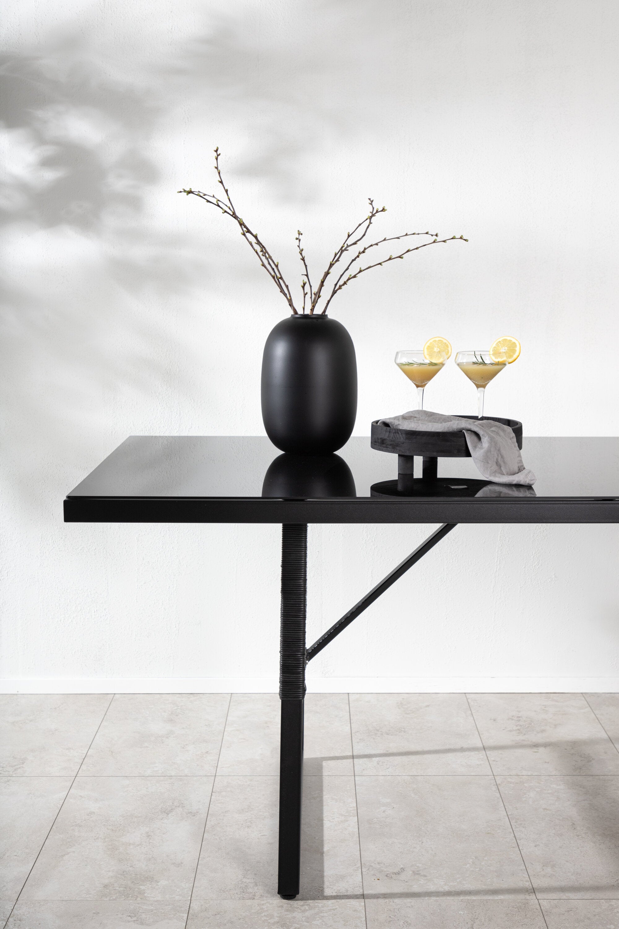 Tisch Dallas in Schwarz präsentiert im Onlineshop von KAQTU Design AG. Gartentisch ist von Venture Home
