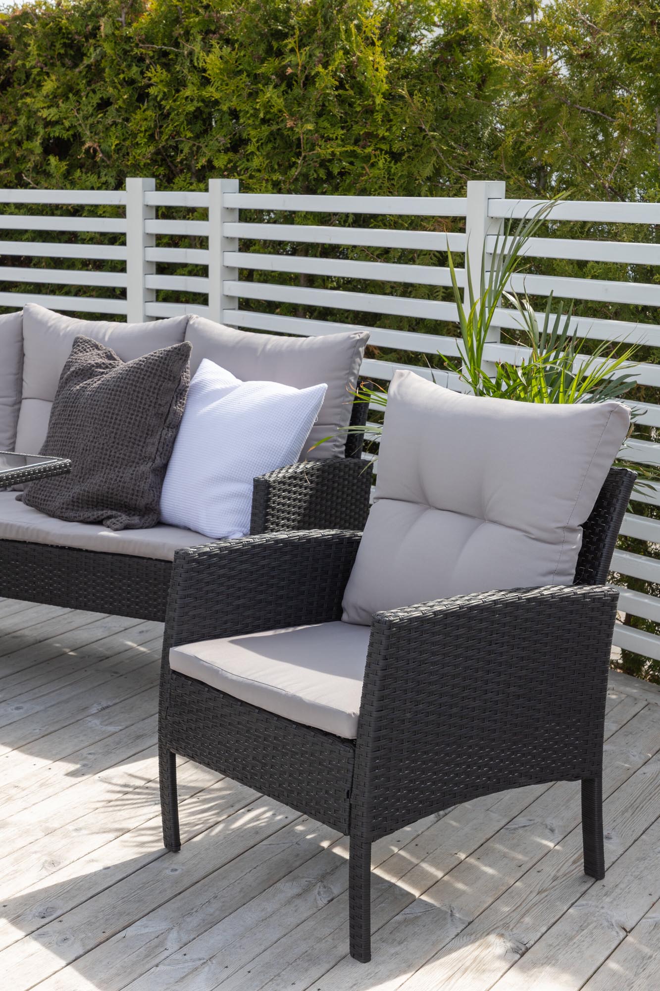 Knock Sofa Outdoorset 120cm in Schwarz / Grau präsentiert im Onlineshop von KAQTU Design AG. Loungeset ist von Venture Home
