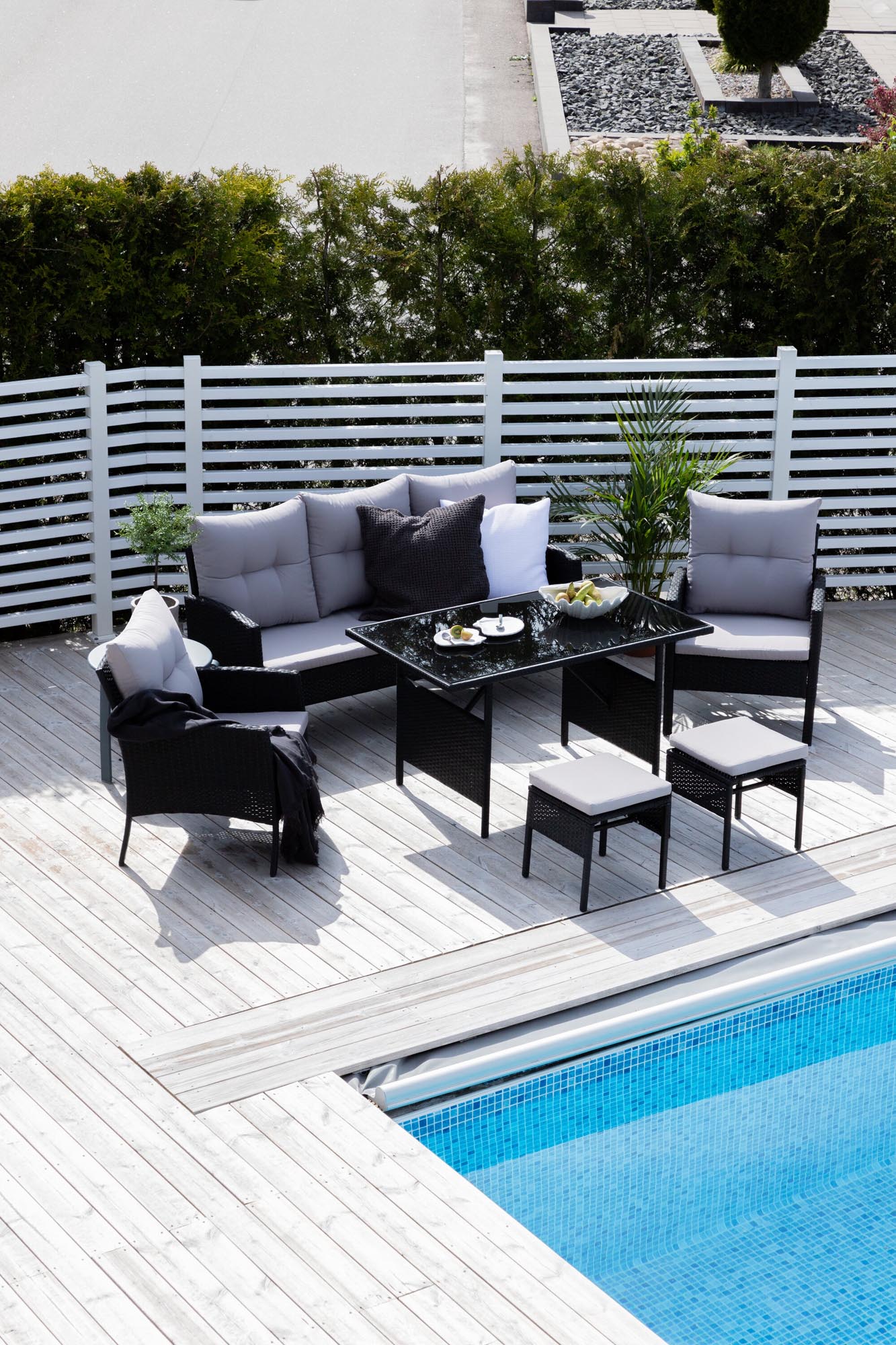 Knock Sofa Outdoorset 120cm in Schwarz / Grau präsentiert im Onlineshop von KAQTU Design AG. Loungeset ist von Venture Home