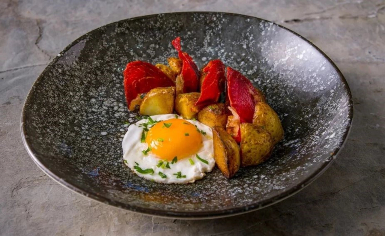 Cosmos Black Bloom Plate Deep 25 cm 1.3L