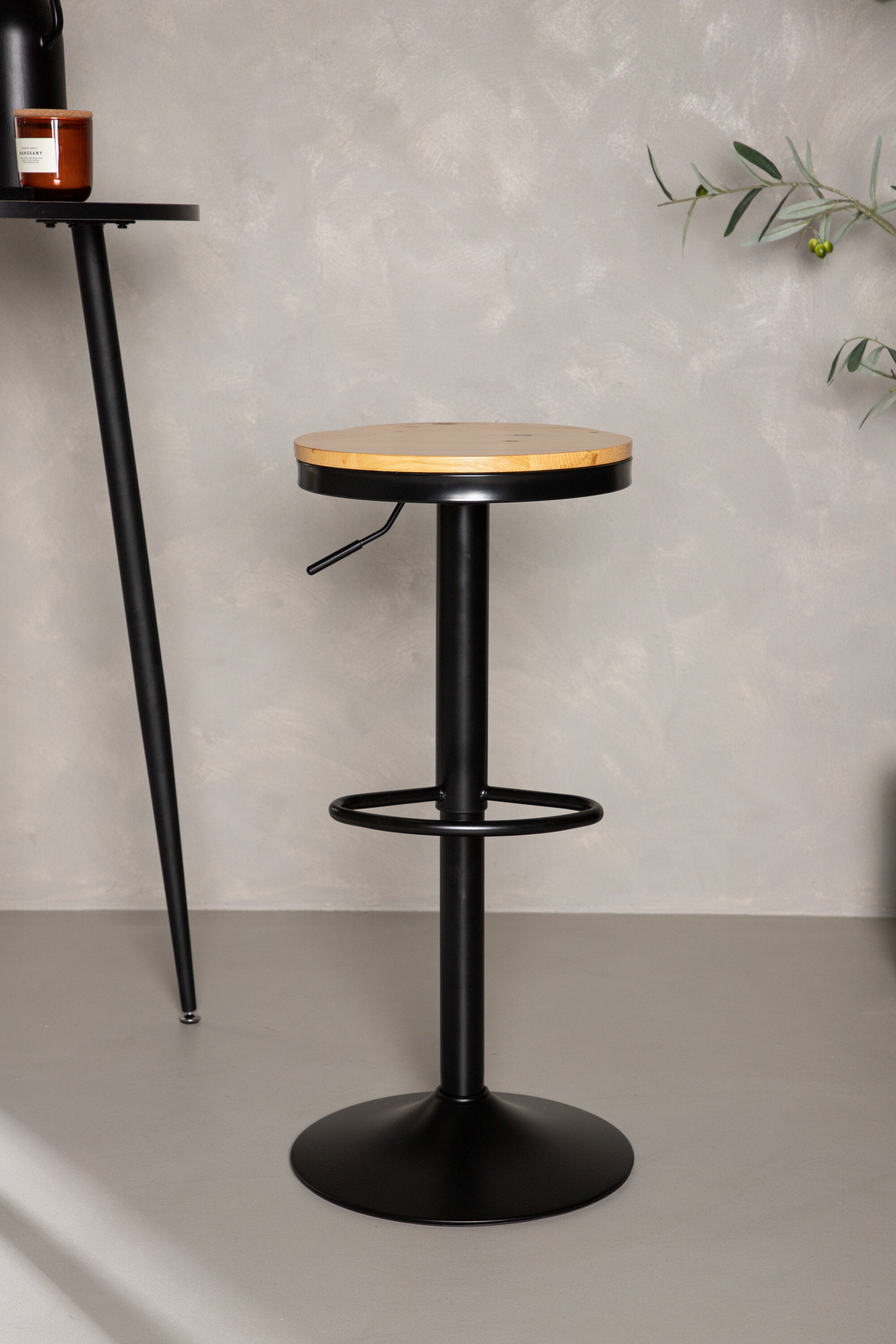 Conway Barstuhl in Schwarz präsentiert im Onlineshop von KAQTU Design AG. Barhocker ist von Venture Home