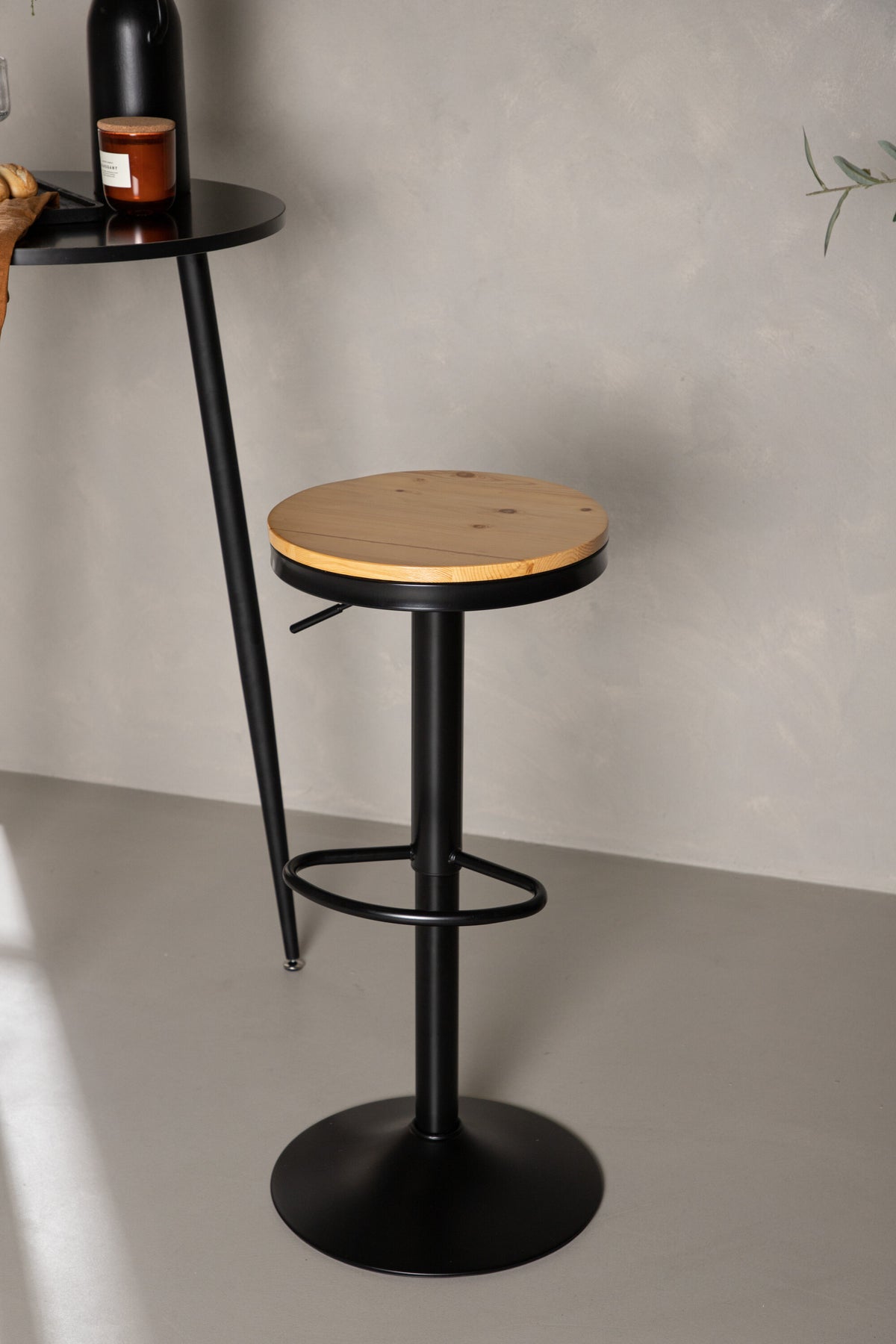 Conway Barstuhl in Schwarz präsentiert im Onlineshop von KAQTU Design AG. Barhocker ist von Venture Home